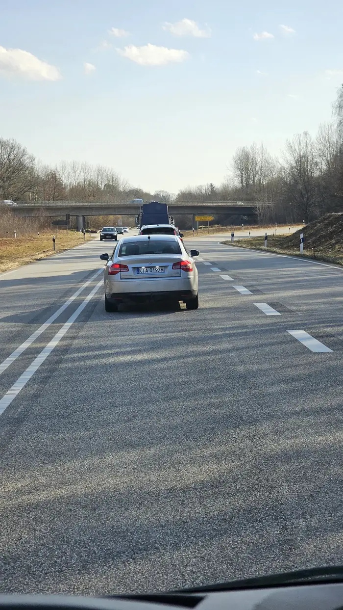 Jeździsz autem za granicę, tylko na dpf szkoda. Jechałeś przede mną musiałem zwolnić bo nos chciało urwac od tych spalin twoich.