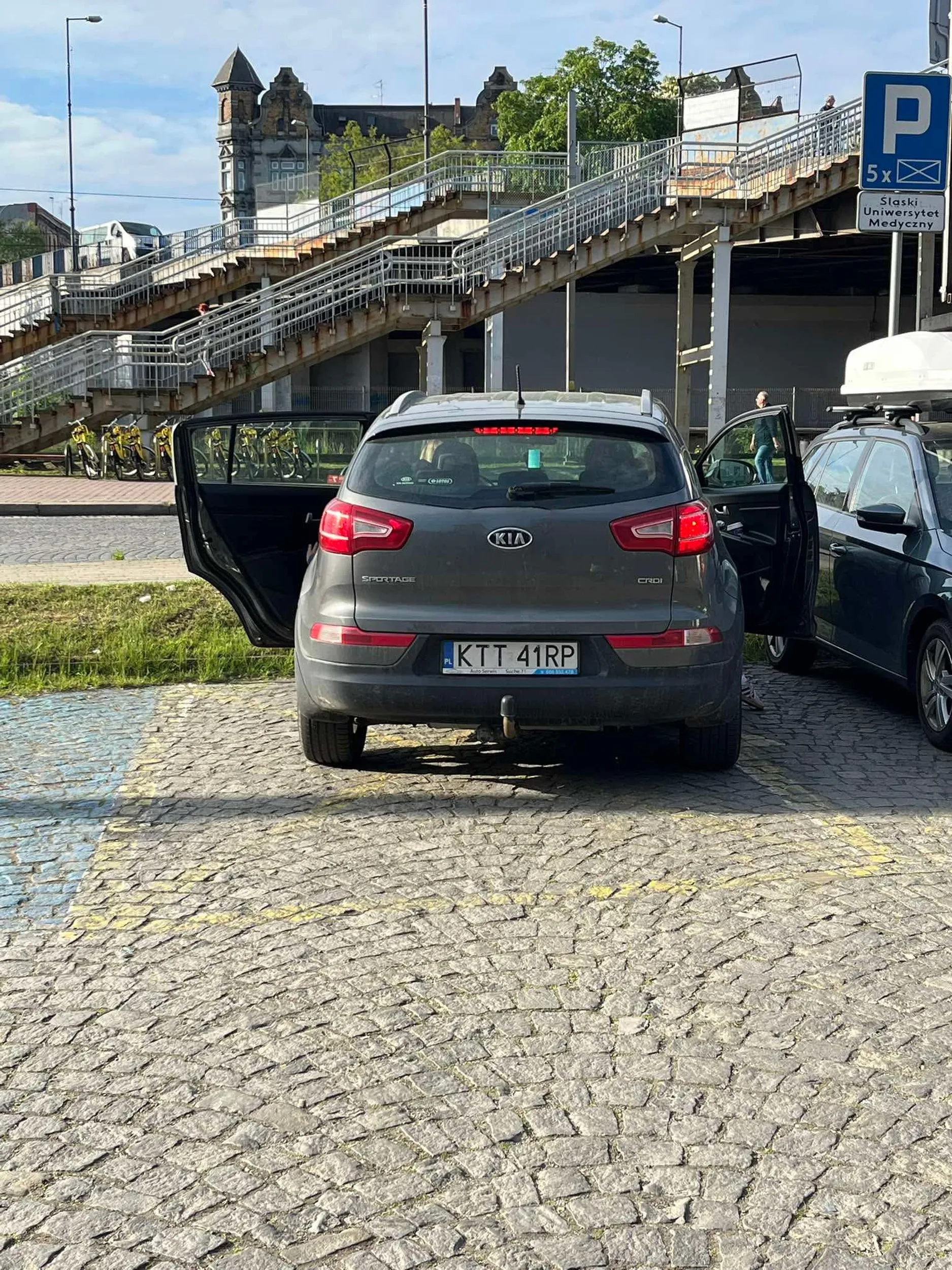 kierowca ma zakaz parkowania w centrum zabrza, auto pozostawione z otwartymi drzwiami, kierowcy nie ma…