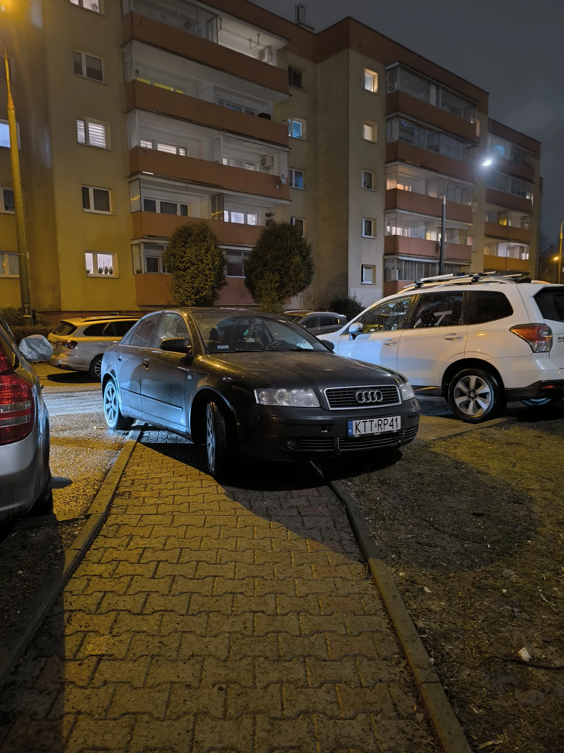 Samochód zaparkowany na środku chodnika, nawet nie mam siły komentować