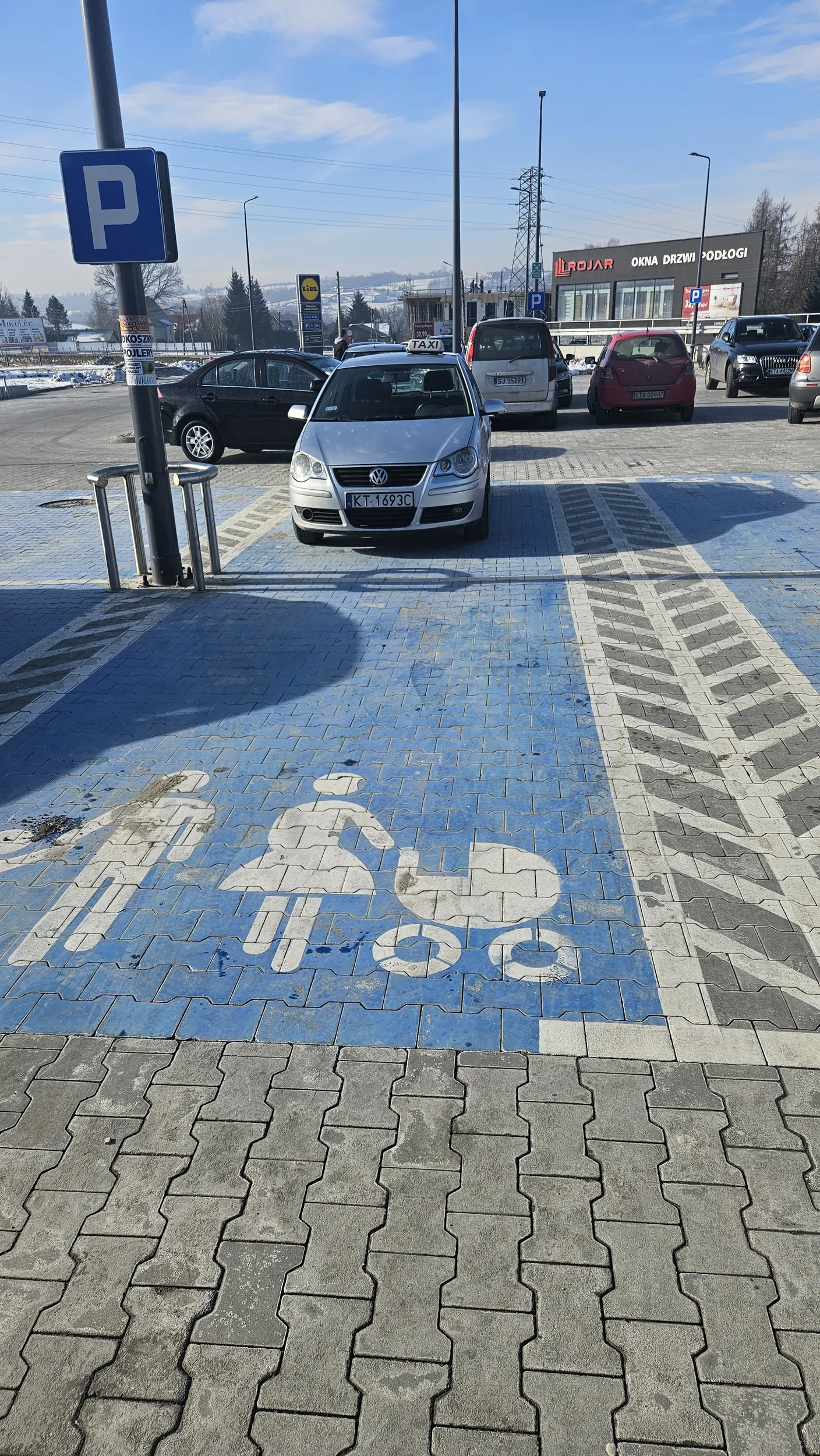 Pol parkingu wolnego ale jako złotówa mogę sobie stanąc wszędzie- brak fotelików oraz dzieci na pokładzie