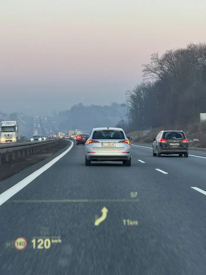Zajezdza na autostradzie droge na centymetry i potem gwaltownie hamuje z 150 do 70 wpycha sie ciagle i zajezdza