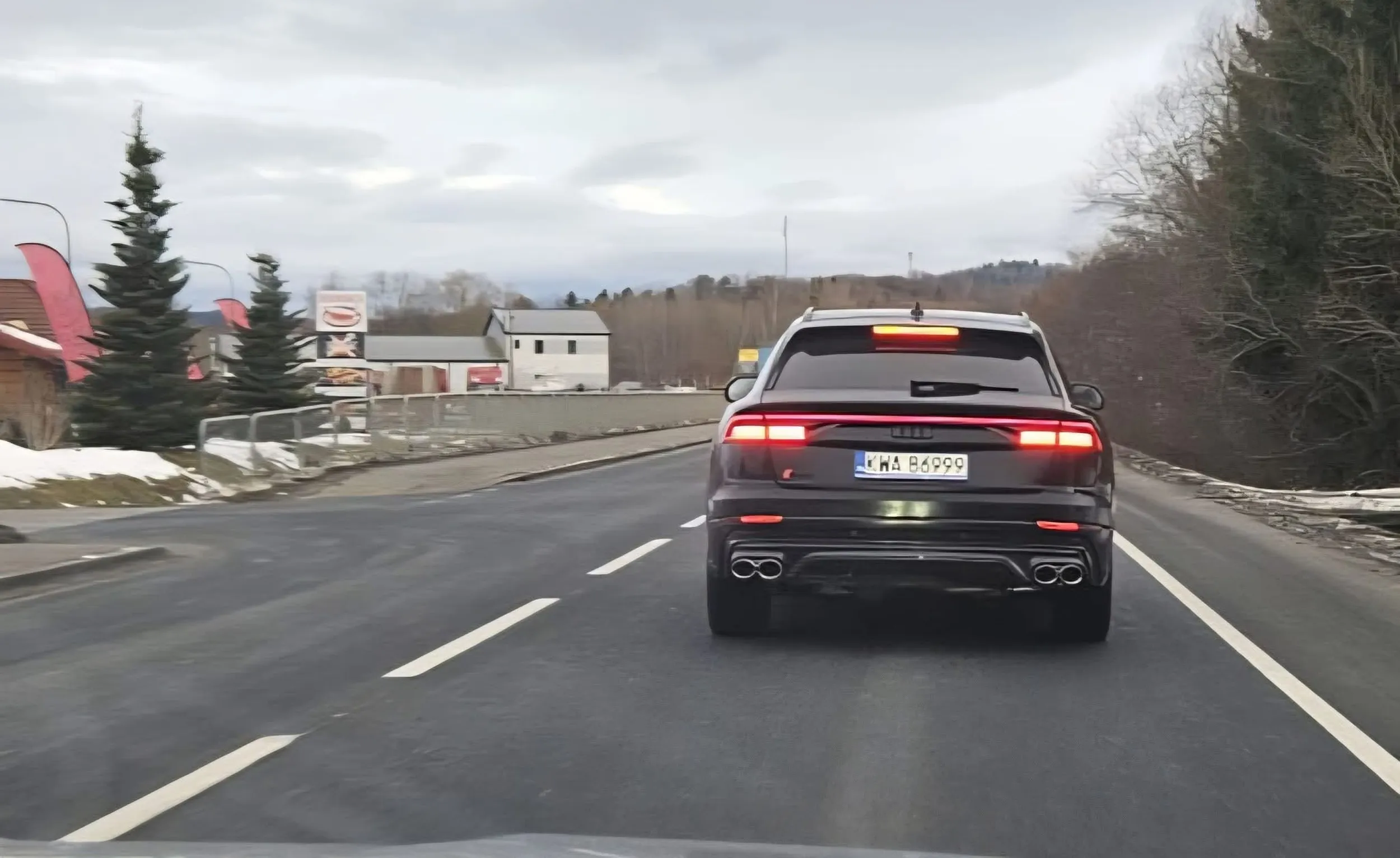 Uwaga DK28 Sucha Wadowice Poznajecie? Pan sobie kupił drogi samochód i jest najlepszy i najszybszy w swojej okolicy. Usiłowanie wyprzedzić zawalidrogę kończy się za każdym razem uruchomieniem kilkuset żwawych koników i niedopuszczenie do wyprzedzenia nawet kiedy kończy się pas do tego celu przeznaczony rozpędzając to bydlę do zawrotnych prędkości zagrażając życiu i zdrowiu innym uczestnikom drogi. Byle by tylko go nie wyprzedzić. DK28 wylot na Suchą z Wadowic i w Tarnawie. Mam nadzieję że ktoś przypilnuje miłego Pana aby nie utrudniał i nie zagrażał więcej bezpieczeństwu na drodze. Cały artystyczny przejazd został zarejestrowany. Wystarczyło się zatrzymać a nie uciekać jak tchórz. Pozdrawiam.