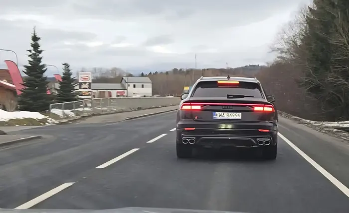 Uwaga DK28 Sucha Wadowice Poznajecie? Pan sobie kupił drogi samochód i jest najlepszy i najszybszy w swojej okolicy. Usiłowanie wyprzedzić zawalidrogę kończy się za każdym razem uruchomieniem kilkuset żwawych koników i niedopuszczenie do wyprzedzenia nawet kiedy kończy się pas do tego celu przeznaczony rozpędzając to bydlę do zawrotnych prędkości zagrażając życiu i zdrowiu innym uczestnikom drogi. Byle by tylko go nie wyprzedzić. DK28 wylot na Suchą z Wadowic i w Tarnawie. Mam nadzieję że ktoś przypilnuje miłego Pana aby nie utrudniał i nie zagrażał więcej bezpieczeństwu na drodze. Cały artystyczny przejazd został zarejestrowany. Wystarczyło się zatrzymać a nie uciekać jak tchórz. Pozdrawiam.