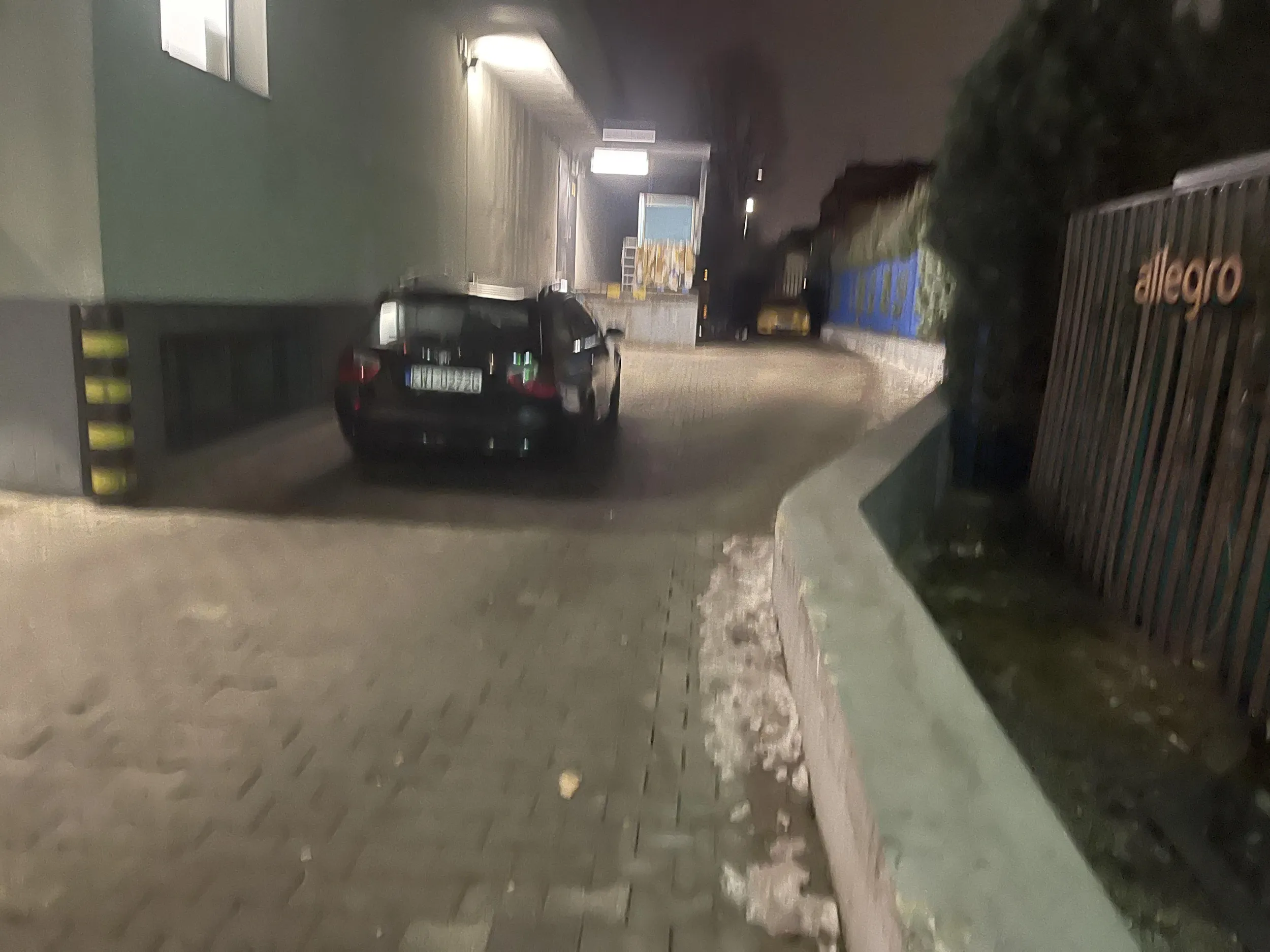 Parkuje na środku drogi a ludzie chcą przejechać. Następnym razem proszę użyć parkingu.