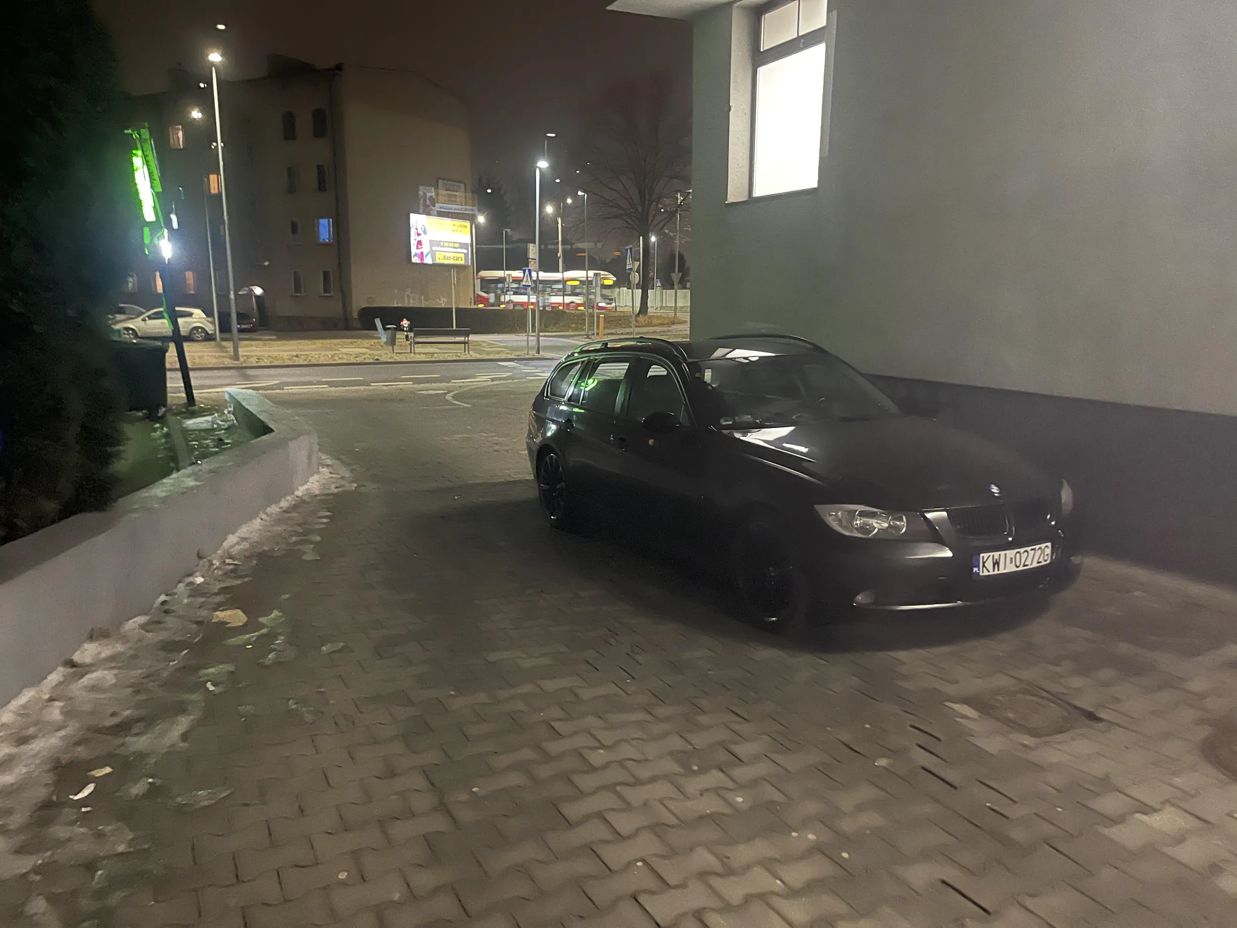 Parkuje na środku drogi a ludzie chcą przejechać. Następnym razem proszę użyć parkingu.