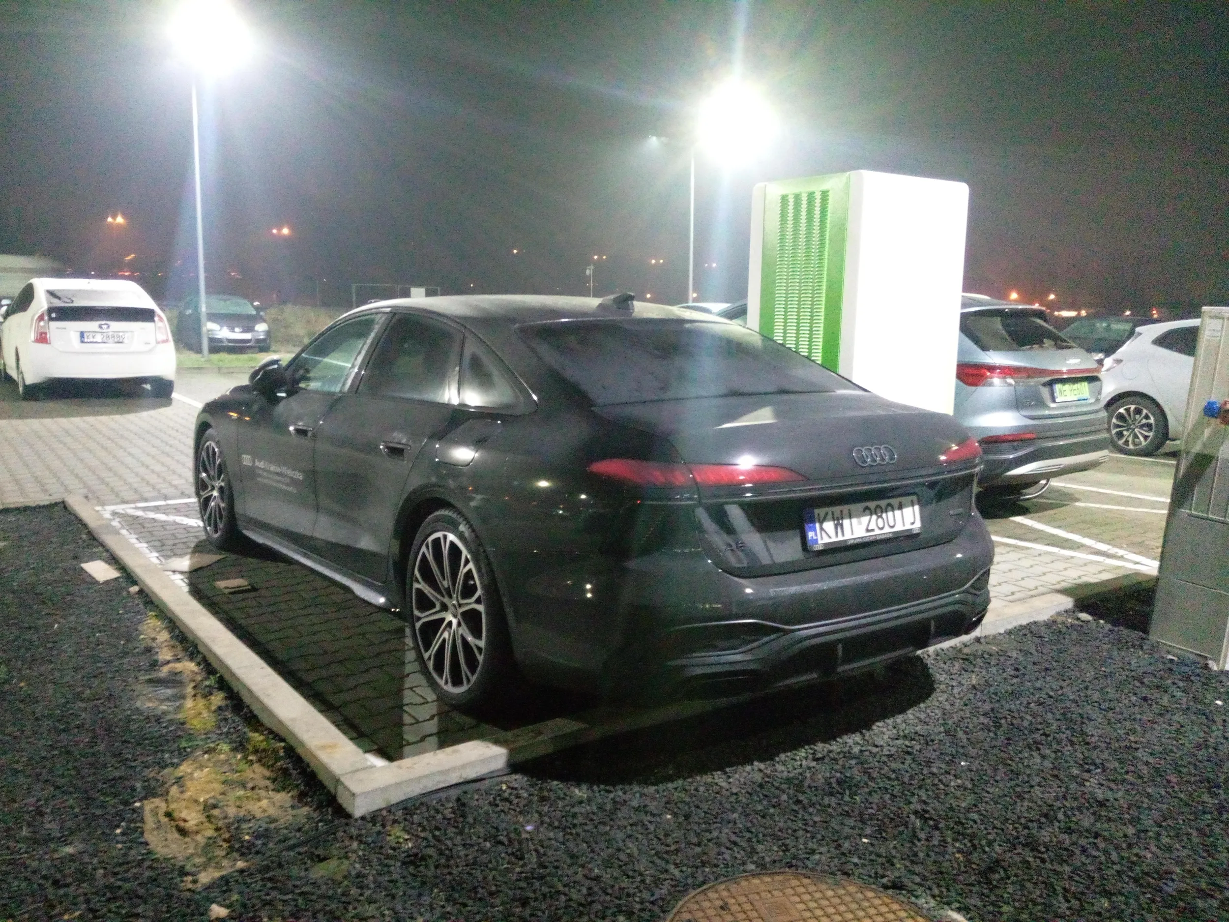 Parkuje pod ładowarka dla elektryków i nie ładuje auta tylko blokuje miejsce a nie jest to elektryk.