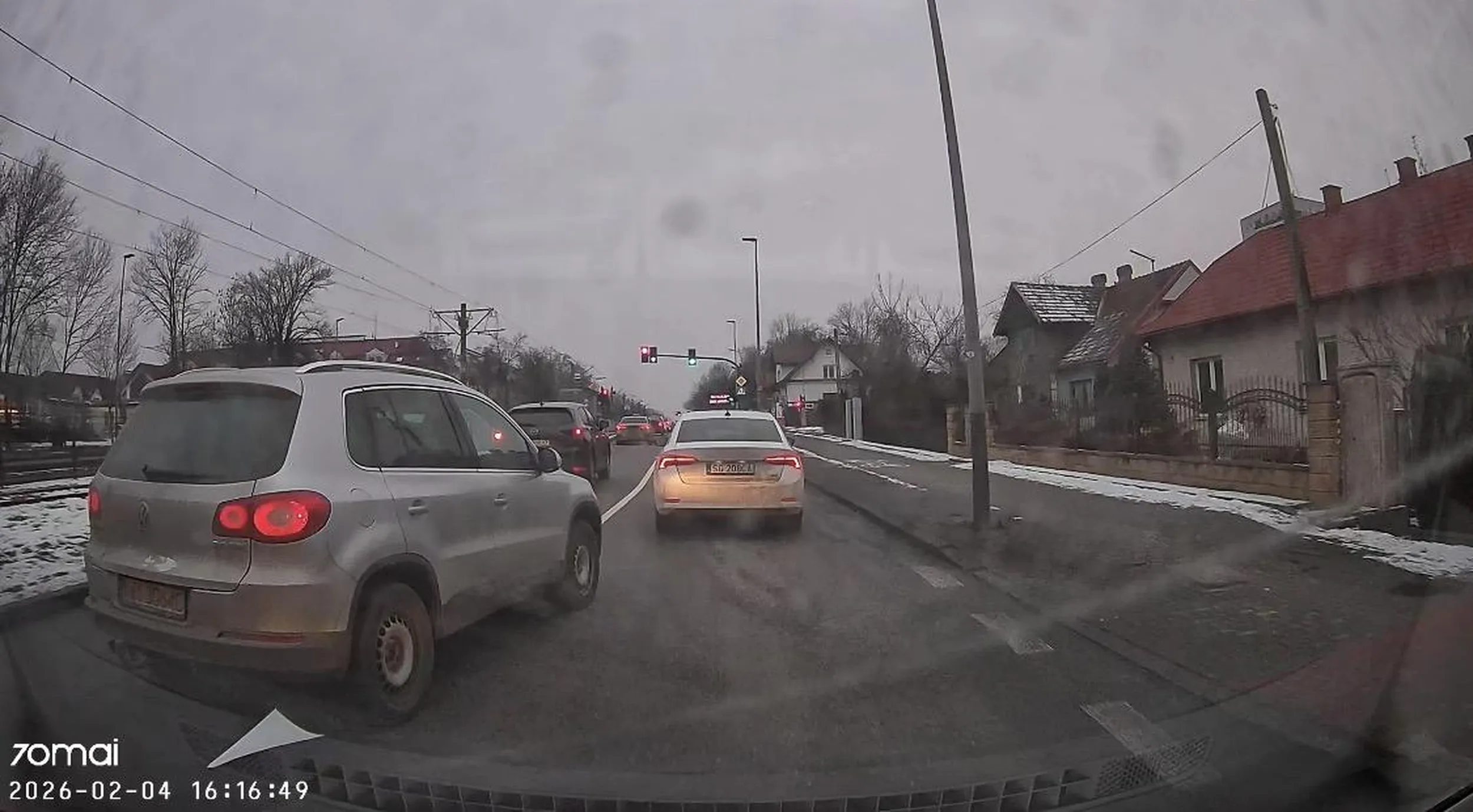 Wrąbał się przed maskę pod rozpędzone auto, przez ciągłą tak, że prawie sobie zęby wybiłem. Zero wyobraźni, oczywiście bez przeprosin. Buraków miejsce jest na wsi, tam powinny zostać!