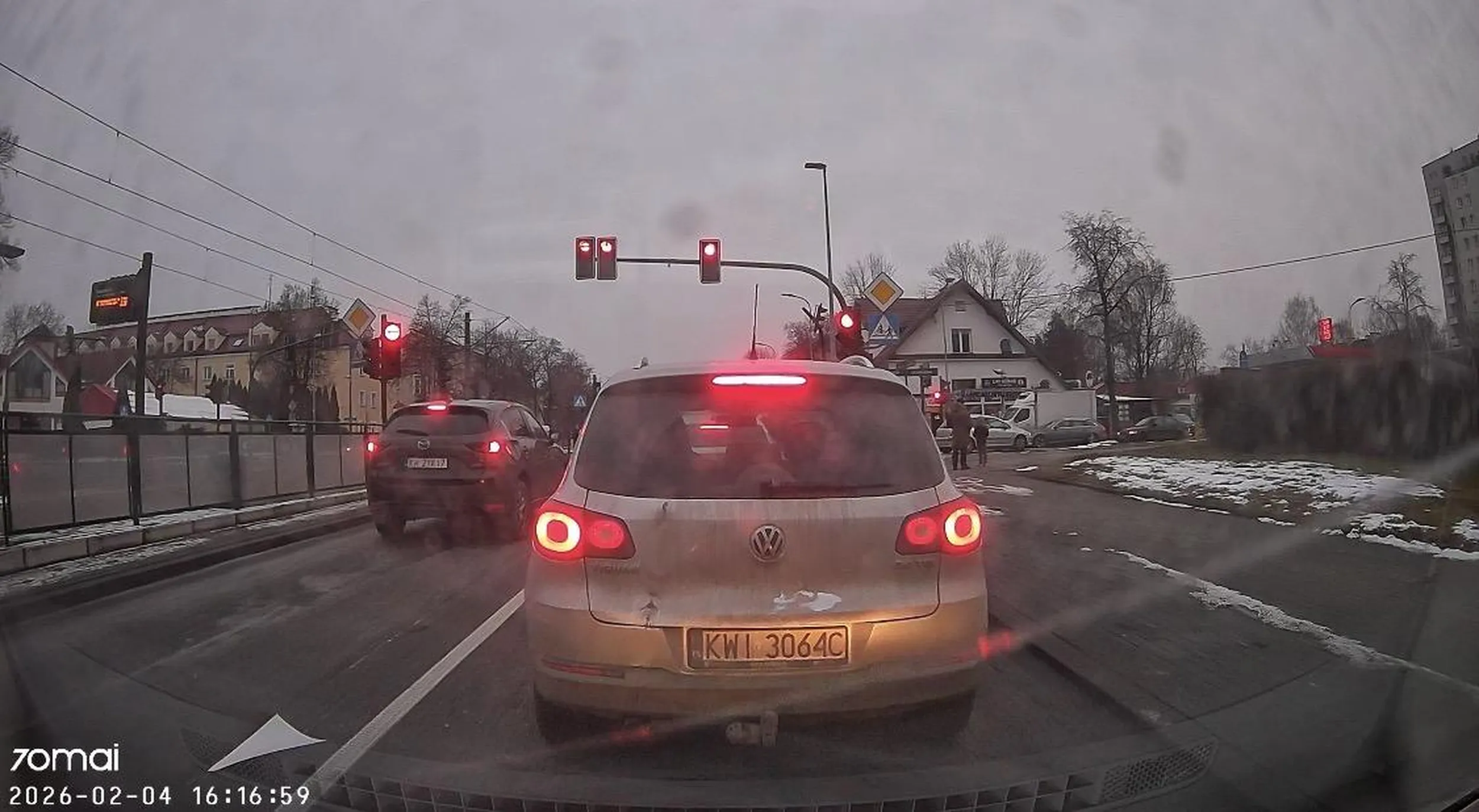 Wrąbał się przed maskę pod rozpędzone auto, przez ciągłą tak, że prawie sobie zęby wybiłem. Zero wyobraźni, oczywiście bez przeprosin. Buraków miejsce jest na wsi, tam powinny zostać!
