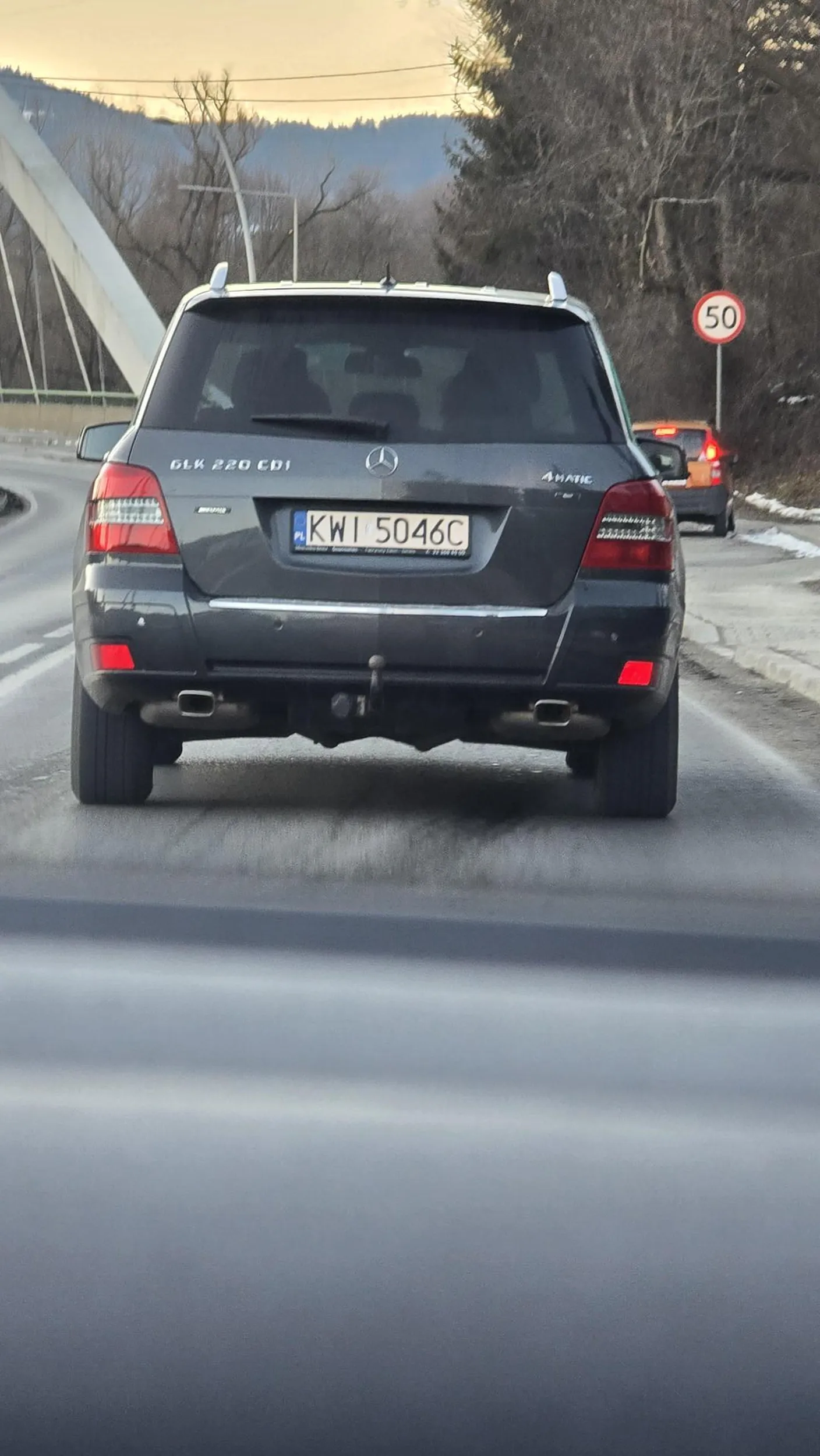 Kierowca jezdzi bardzo wolno, tworzy korki.