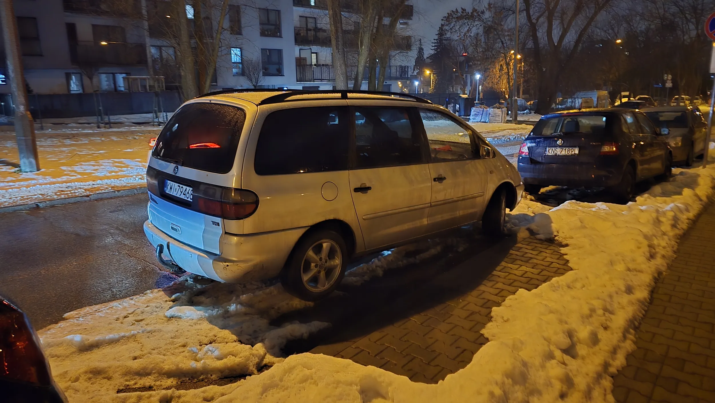 Stoi tak zaparkowany od ponad tygodnia, blokując ulicę