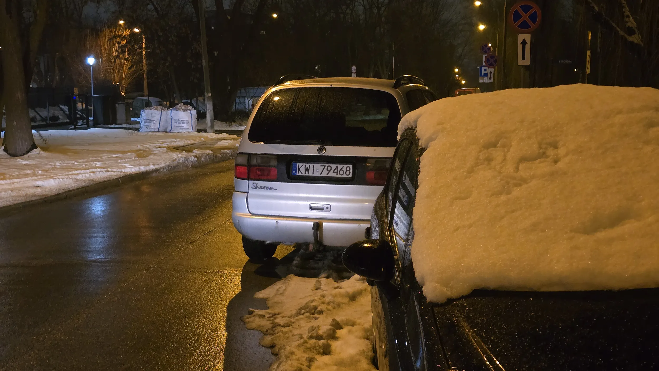 Stoi tak zaparkowany od ponad tygodnia, blokując ulicę