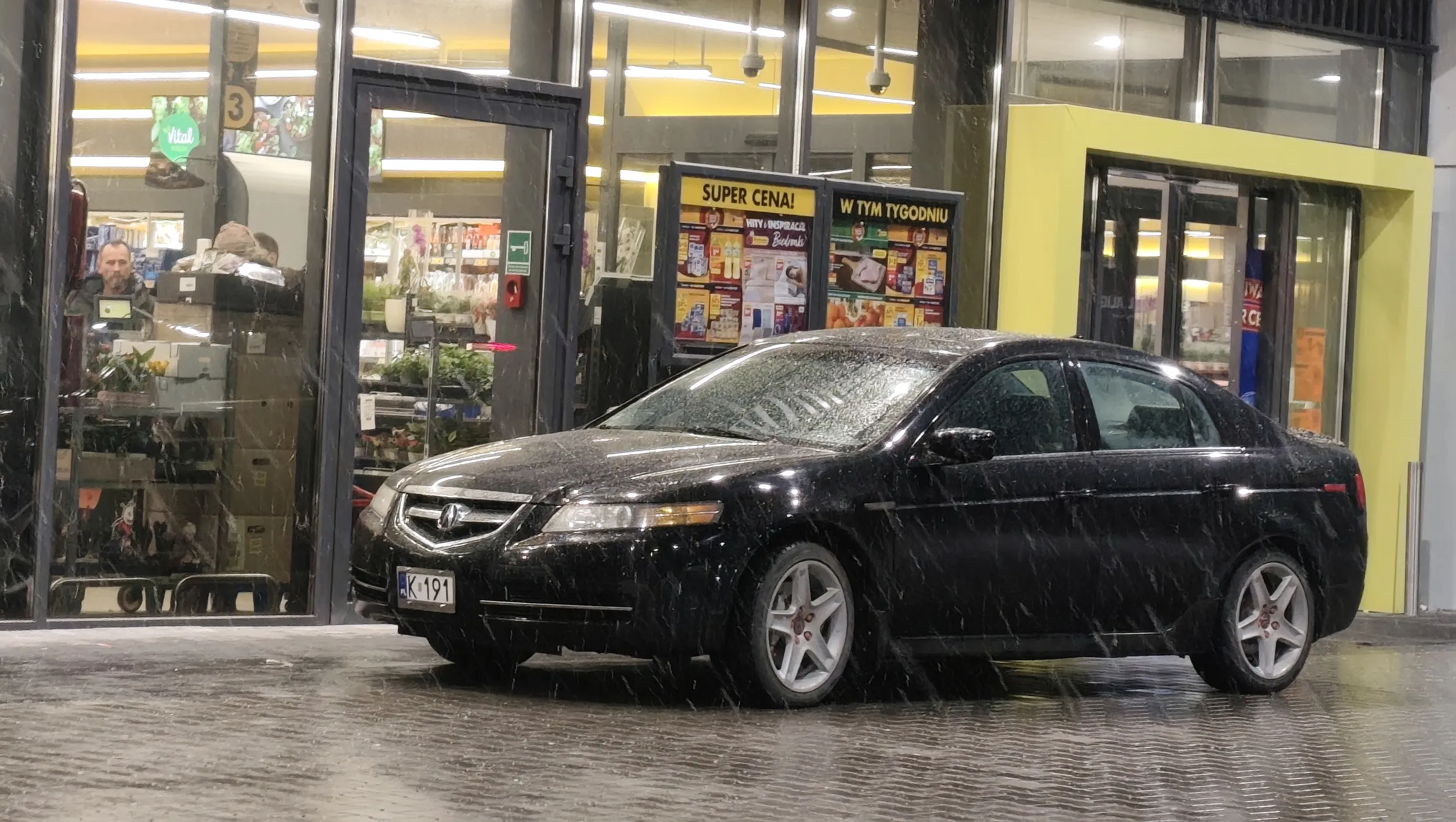 Blokuje wyjście ewakuacyjne lód boedronką. Narażając zdrowie i życie  klientów w razie zagrożenia.