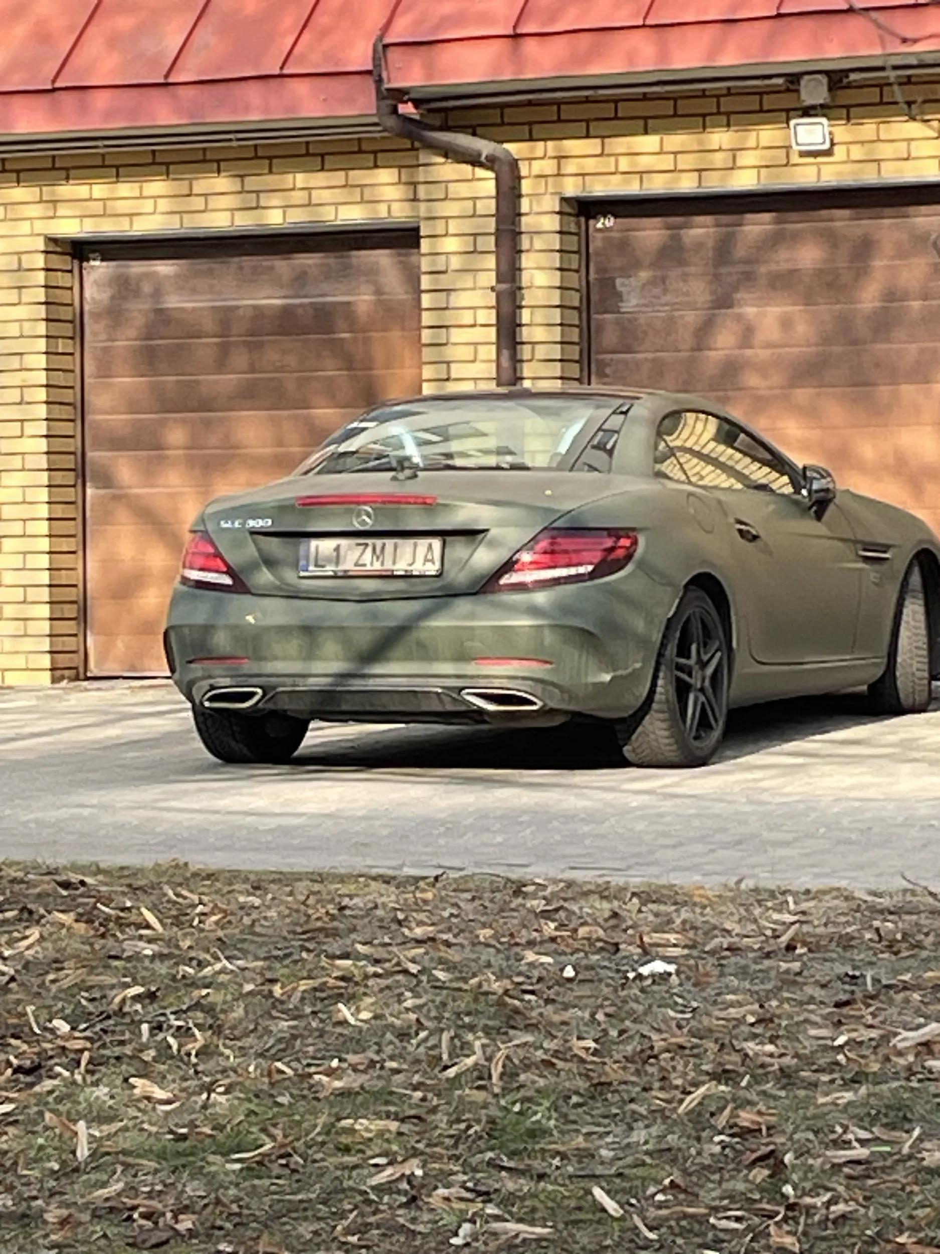 Rejestracja LIŻMIJAJA, ale się nie zmieściło. Bardzo ładny Mercedes. Super lakier.