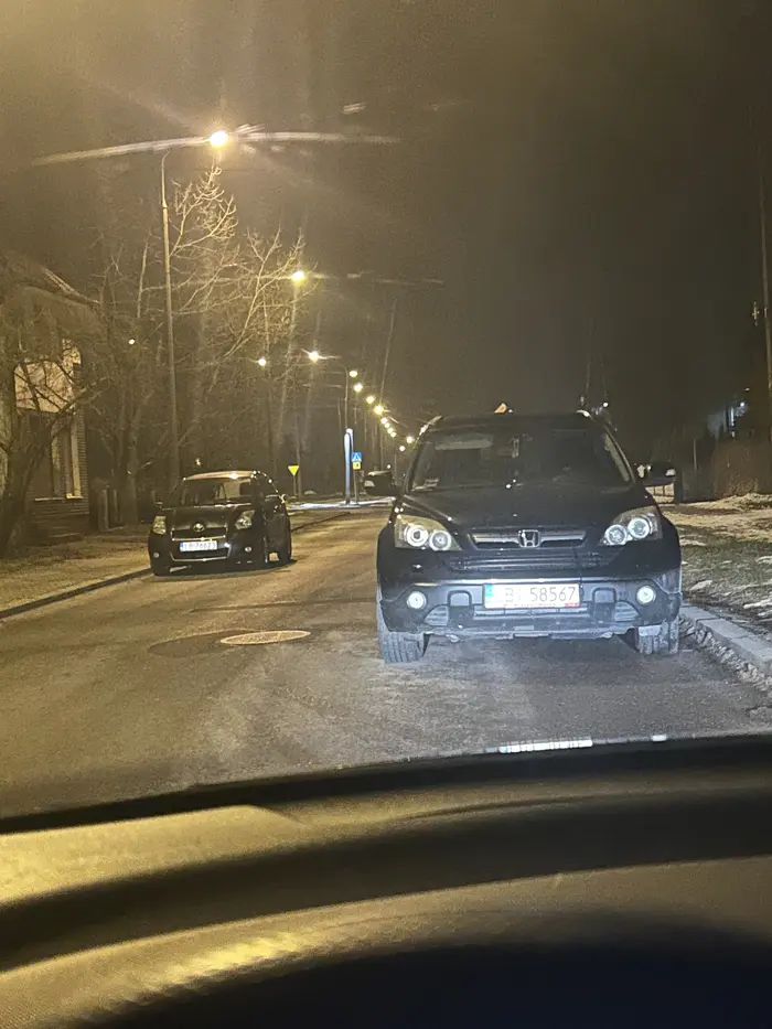 Jak już parkujecie na ulicy to chociaż po jednej stronie lub z odstępem nie utrudniającym ruchu bo nie dość że wężykiem jechać to jeszcze myśleć czy się człowiek zmieści