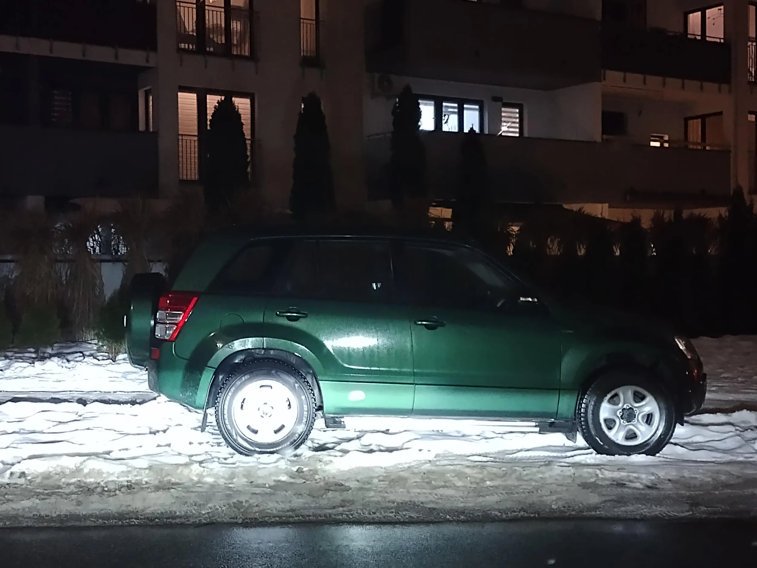 Może na wsi tak sie parkuje, ale w mieście na trawniku już nie! Nie ogarniasz to nie przyjeżdżaj do miast!