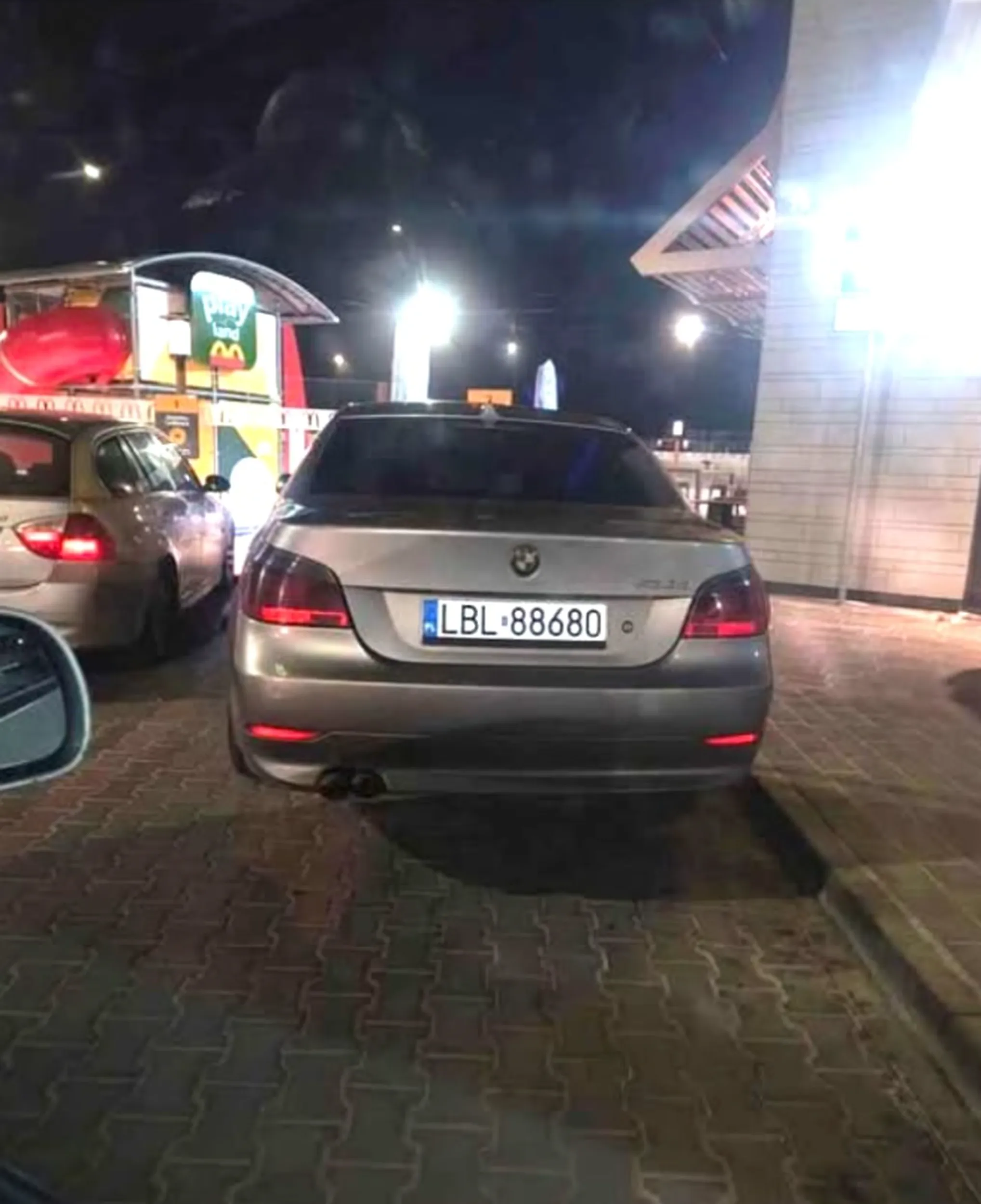 lepiej  nie wychodź na miasto kacperku kupcu bo za to parkowanie i cwaniakowanie możesz dostać na leb