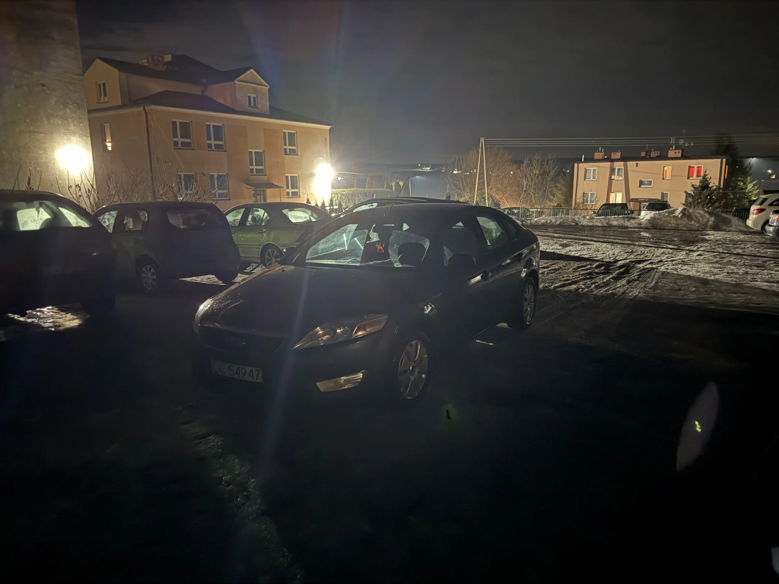 Parkowanie trzeba jeszcze poćwiczyć parkując blokować pół parkingu odjechać nie może a kiedy po 40 minutach łaskawie się zjawiła to uwagi zwrócić nie można oraz brawo wychowania syna jak wsiadłem do samochodu to synek wybiegł i zaczyna rysować na szybie swoje inicjały dodam jeszcze że obok jest parking także darmowy ale trzeba się przejść 100 metrów dodatkowo po schodach