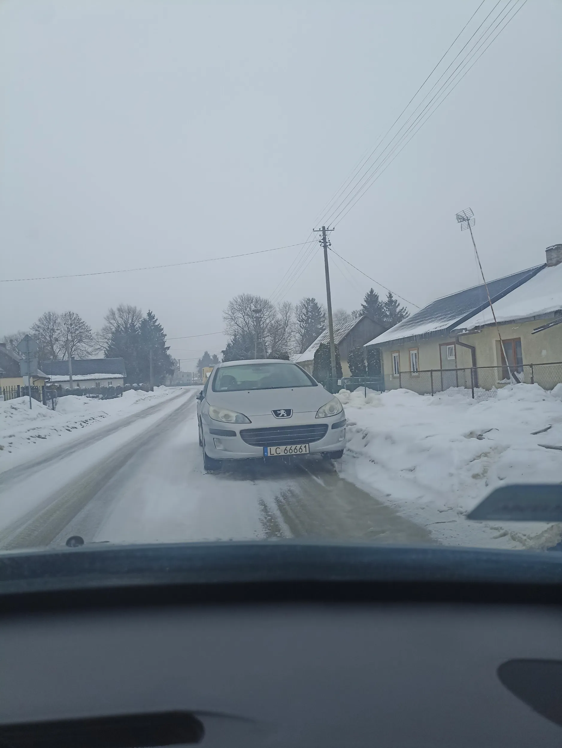 W Dubience auto zaparkowane na środku drogi 3 drogi boczne ale nie trzeba na środku utrudniać przejazd innym ?
