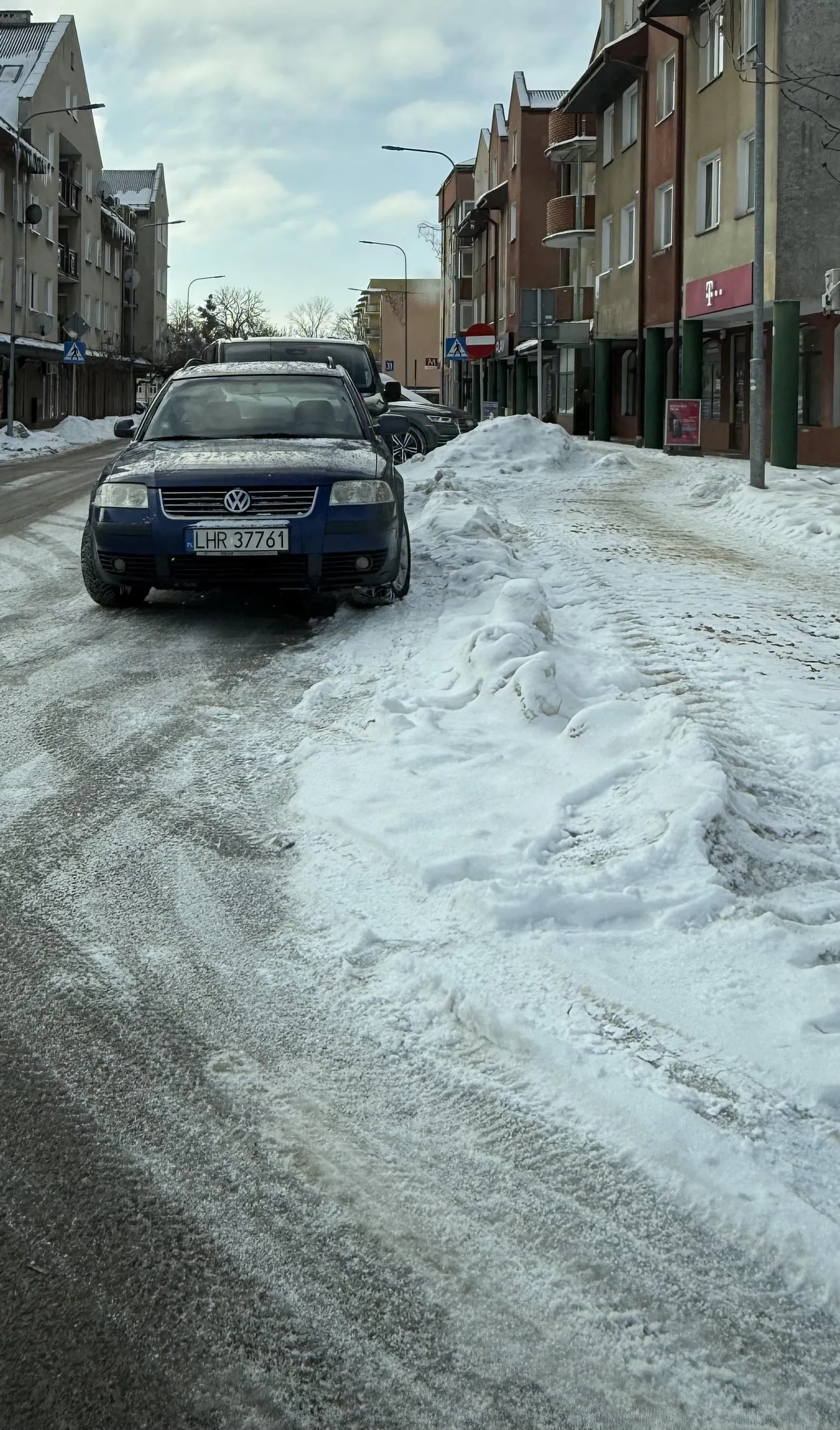 Jak co rano, wygodniej zaparkować się nie da. To już cała seria w tym miejscu. Służby olewają…