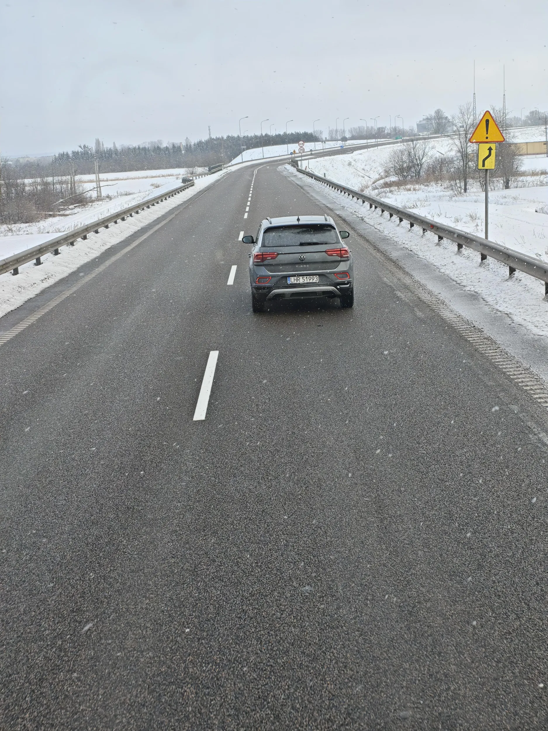 Czereśniak przejezdza przez przejazd kolejowy po czym zatrzymuje sie na srodku pasa blokujac inne pojazdy na torowisku.
