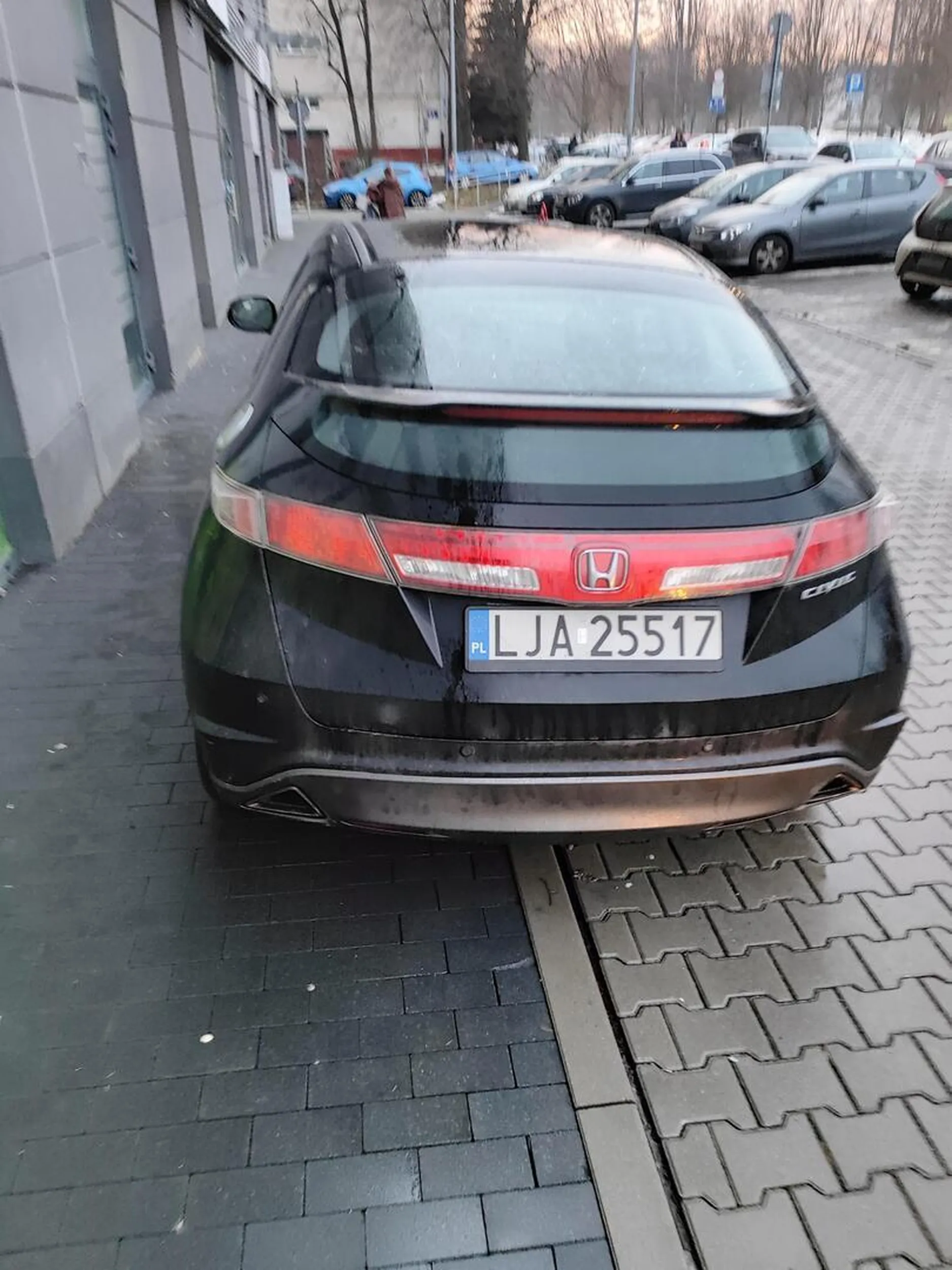 Jakby się dało to by wjechał do klatki, a 5m dalej wolne miejsca