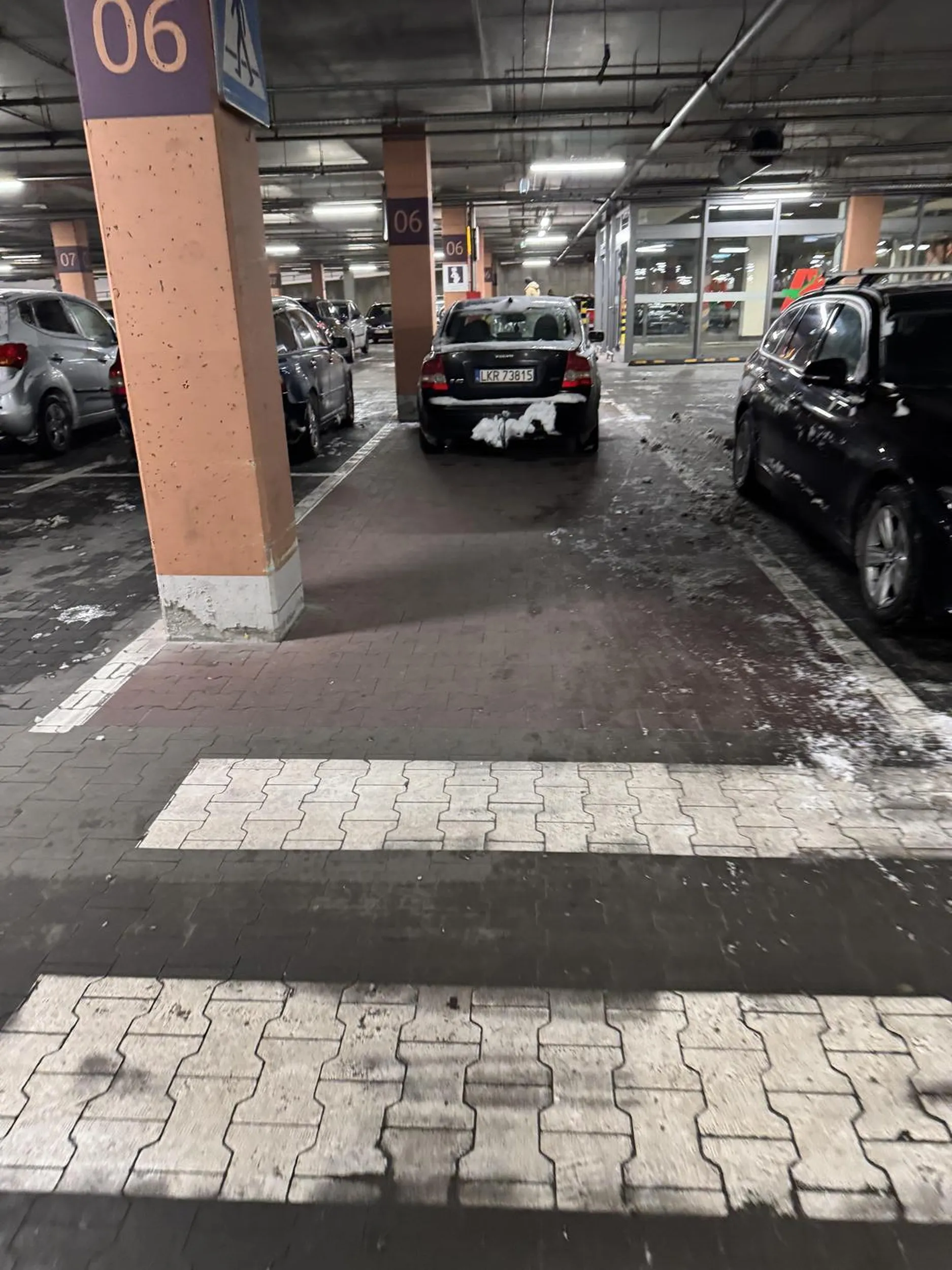 Jakim cymbałem trzeba być żeby zaparkować na przejściu jak w koło dużo miejsc wolnych!!