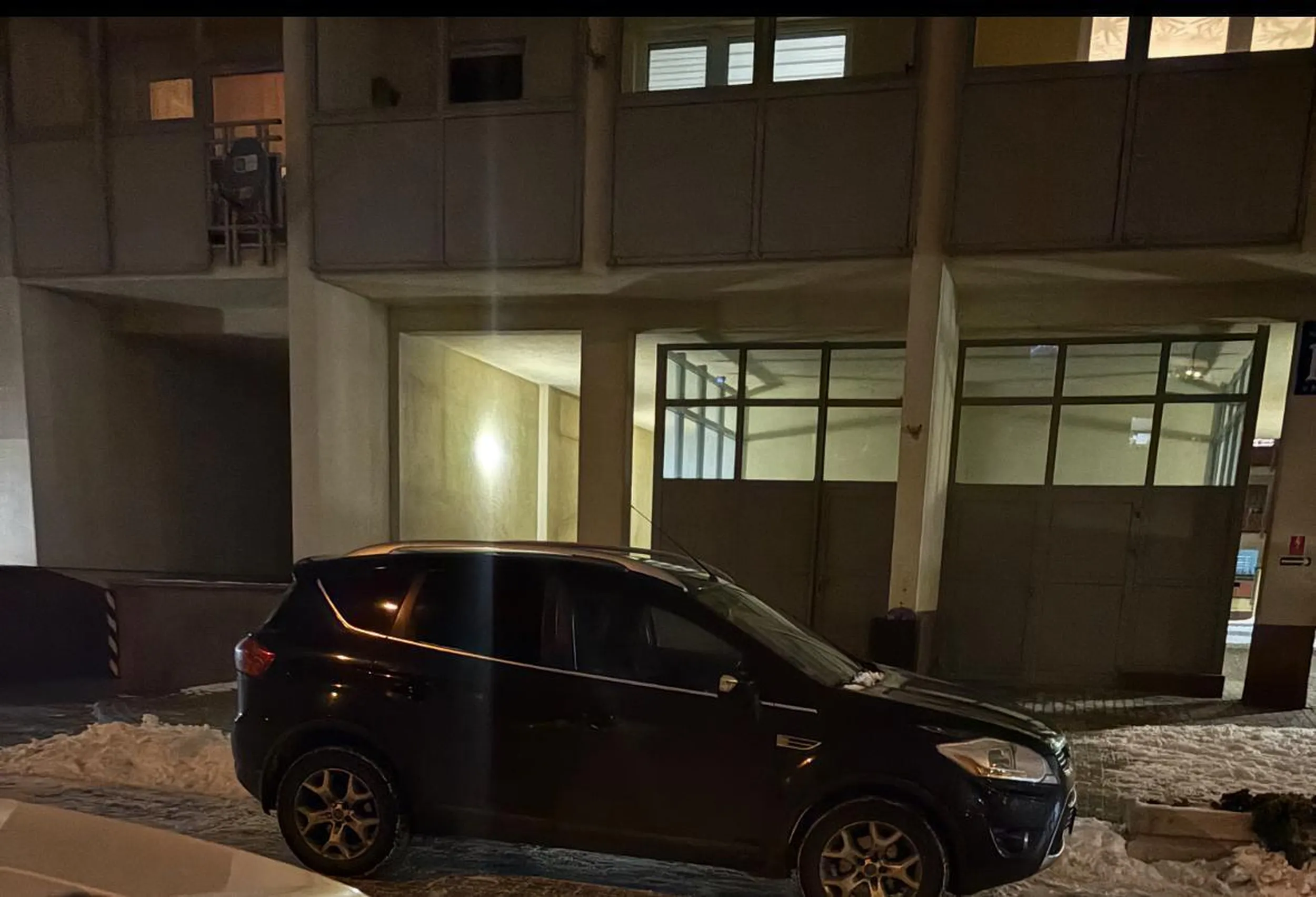 staje na srodku dojazdu do parkingu. BLOKUJE WYJEŻDŻAJĄCE SAMOCHODY