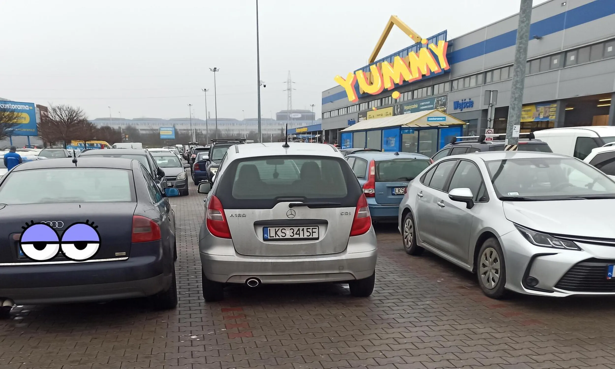 Jakim lemingiem trzeba być, żeby autem wielkości pralki nie zaparkować normalnie tylko utrudniać życie innym?