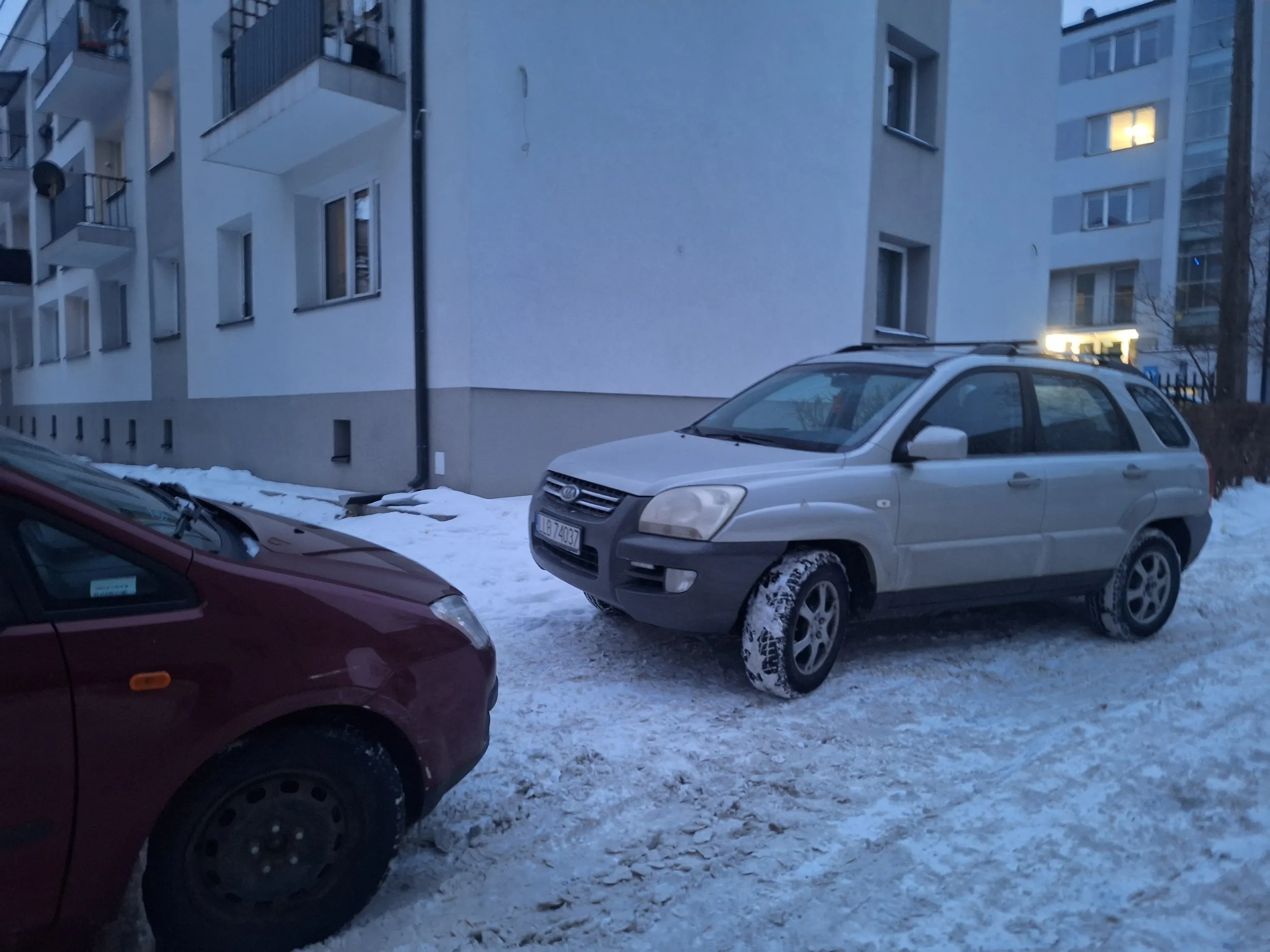 Typowa Grażyna uważająca że wszystko jej wolno, wychodzi z mordą bo ktoś stanął na jej miejscu (które jest miejscem ogólno dostępnym, nie prywatnym ani wykupionym). Grozi zastawieniem, a bardzo dobrze jej to wychodzi