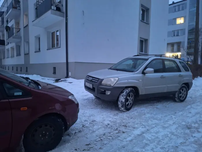 Typowa Grażyna uważająca że wszystko jej wolno, wychodzi z mordą bo ktoś stanął na jej miejscu (które jest miejscem ogólno dostępnym, nie prywatnym ani wykupionym). Grozi zastawieniem, a bardzo dobrze jej to wychodzi