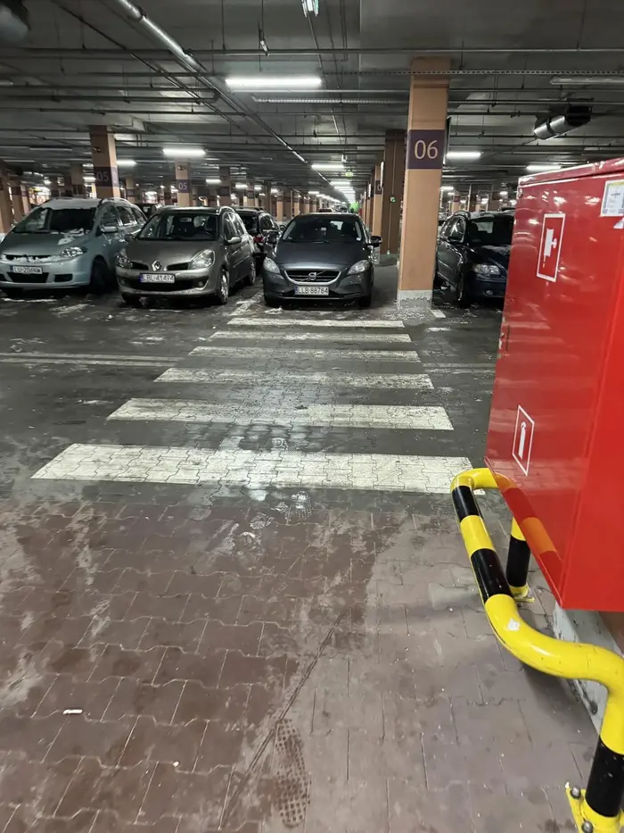 Mamy mistrza parkowania!!! Oddaj prawo jazdy bo widać że nie ogarniasz!!!