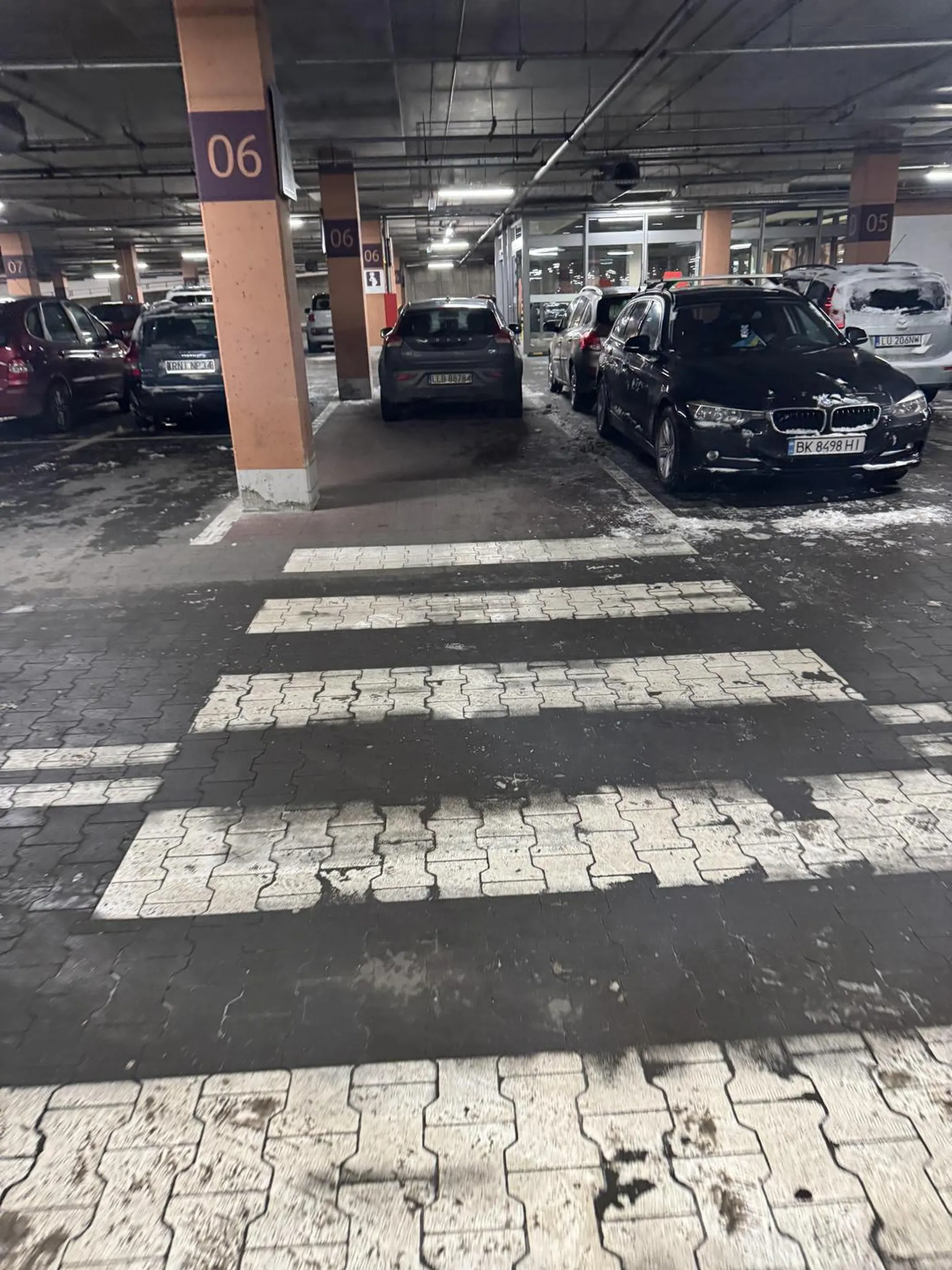 Mamy mistrza parkowania!!! Oddaj prawo jazdy bo widać że nie ogarniasz!!!