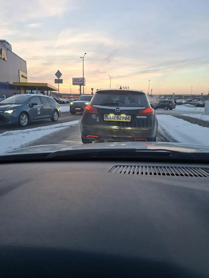 Baba zajezdzajaca drogę i nie dość ze sie wciska to jeszcze pokazuje srodkowy palec jakby jej miał gdzies wejść