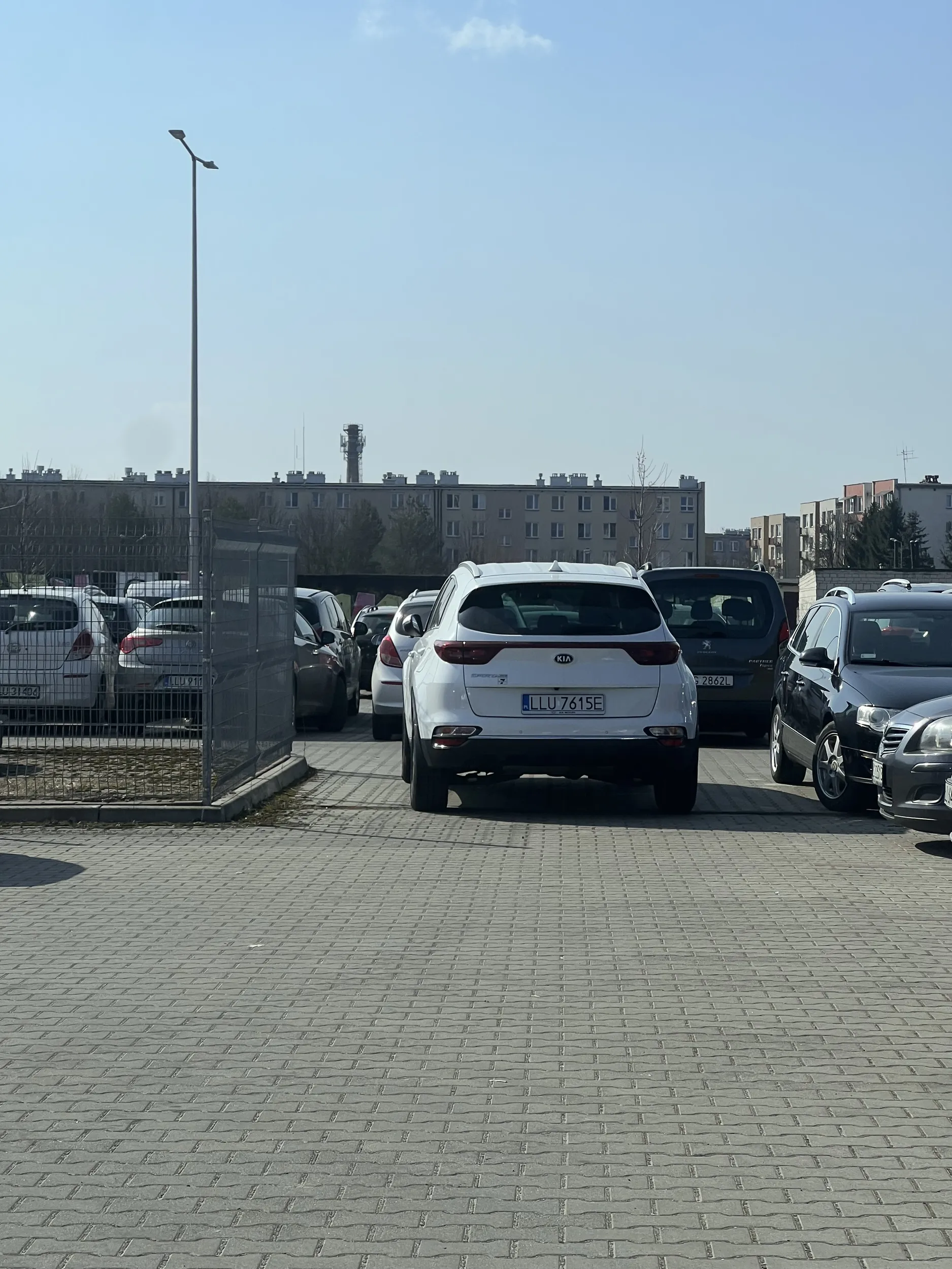 Brawo dla mistrza parkowania na przejeździe — wyjazd zablokowany ?