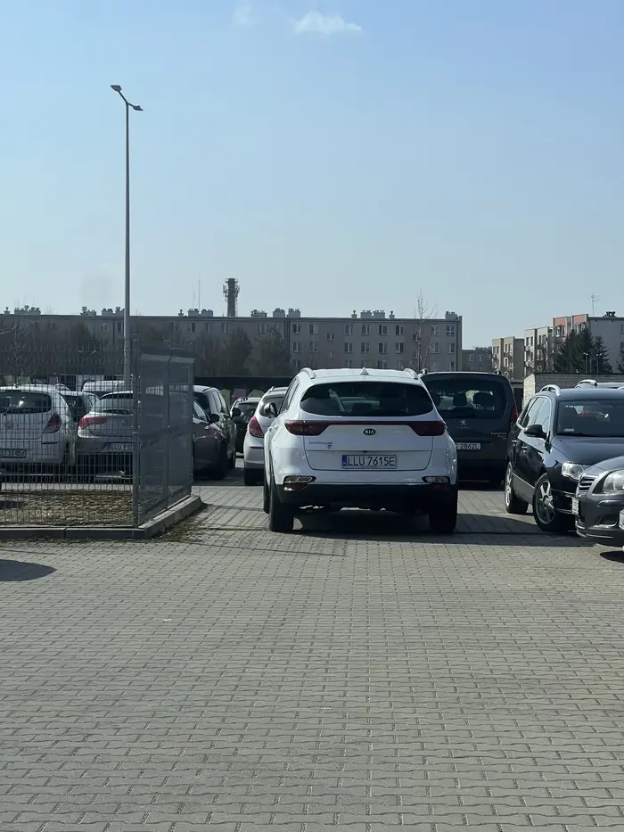 Brawo dla mistrza parkowania na przejeździe — wyjazd zablokowany ?