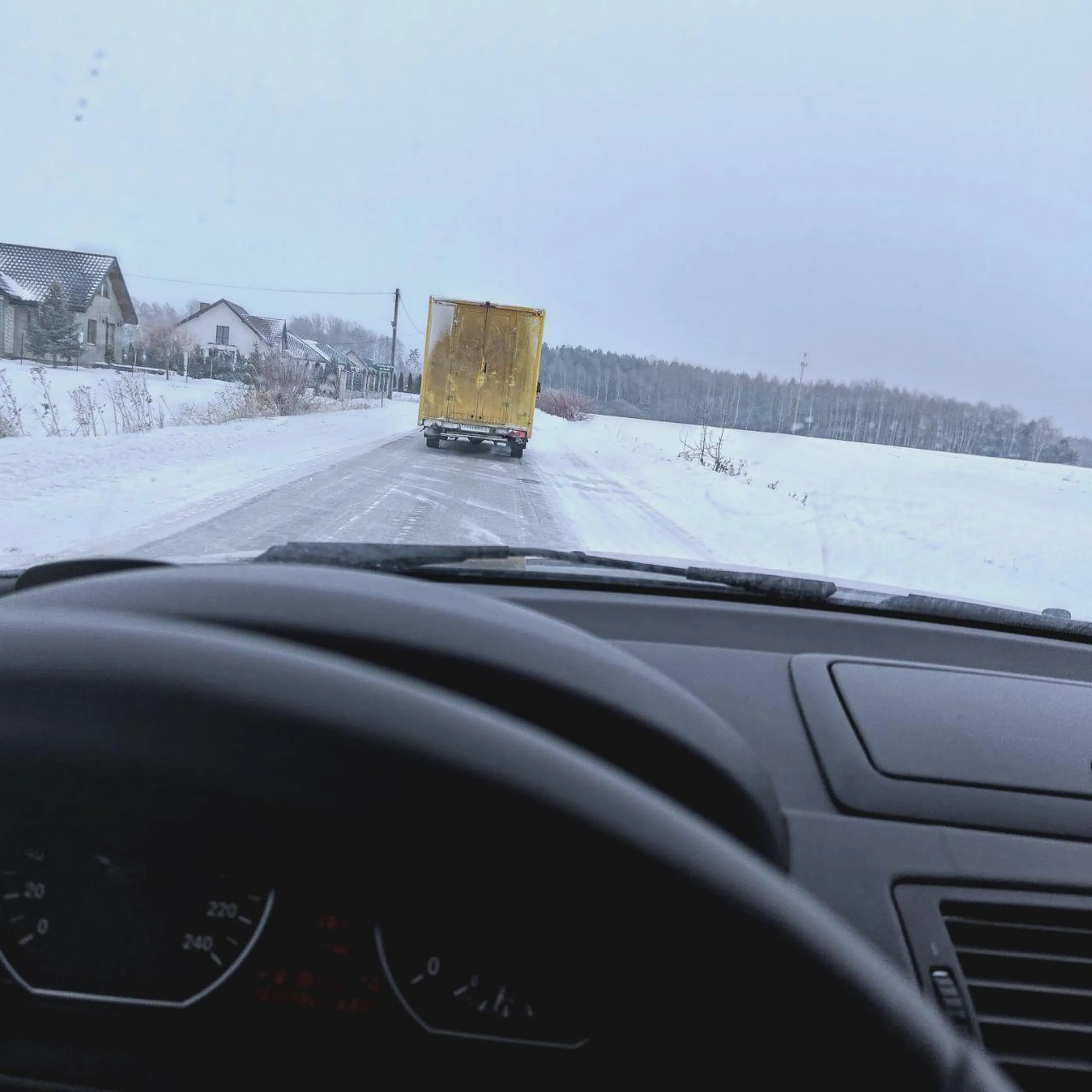 Kierowca jedzie środkiem ulicy ,pod prąd w dodatku 30 km/h