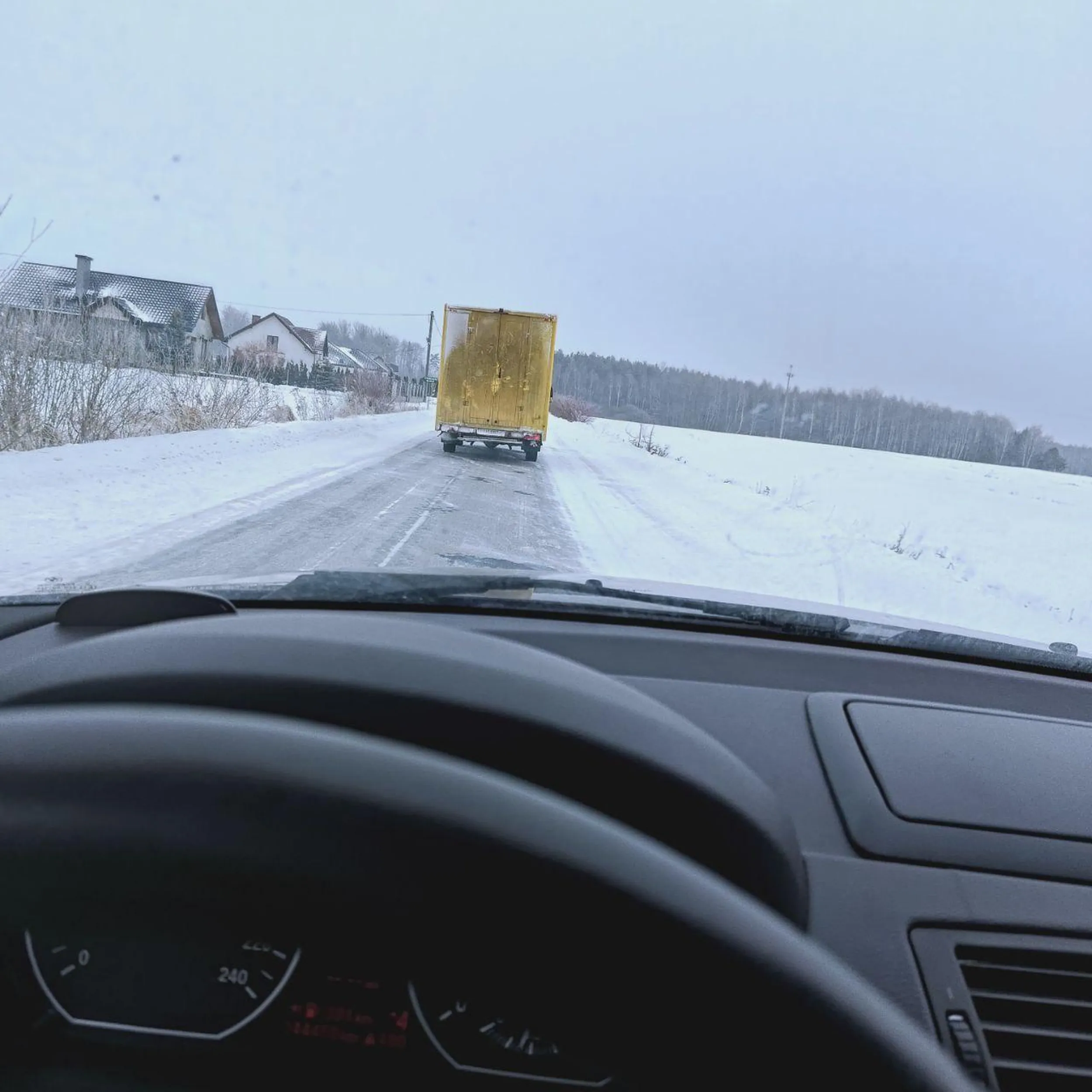 Kierowca jedzie środkiem ulicy ,pod prąd w dodatku 30 km/h
