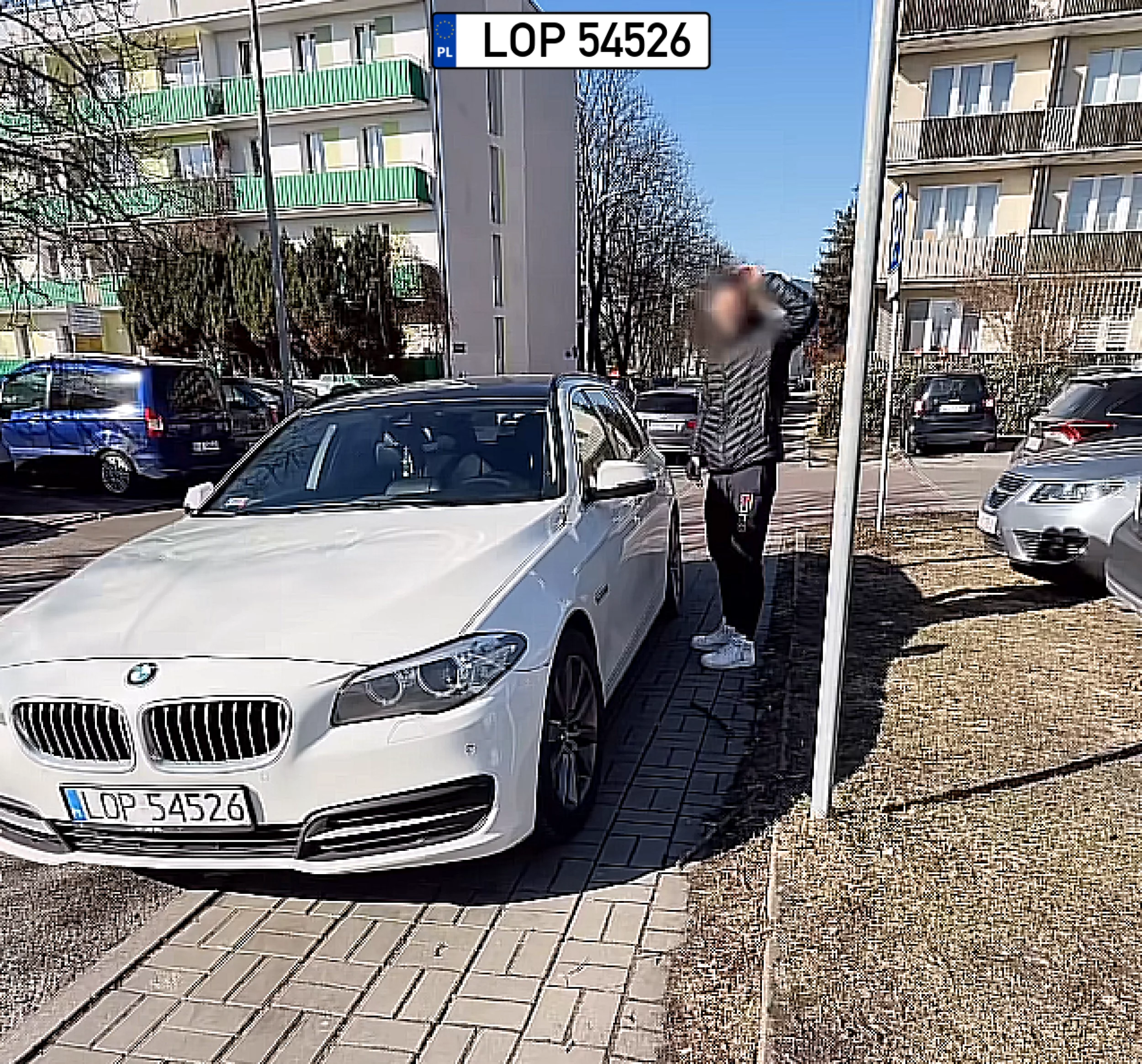 Niekulturalny pan. Ja tylko do sklepu na chwilę.