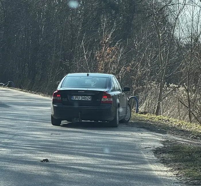 Parkowanie na poboczu, na samym zakręcie… brak realnego oszacowania niebezpieczeństwa jakie się stwarza.