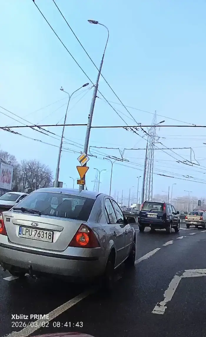 Baba nie umie jeździć, zmienia pasy nie patrząc czy ktoś na nich jest