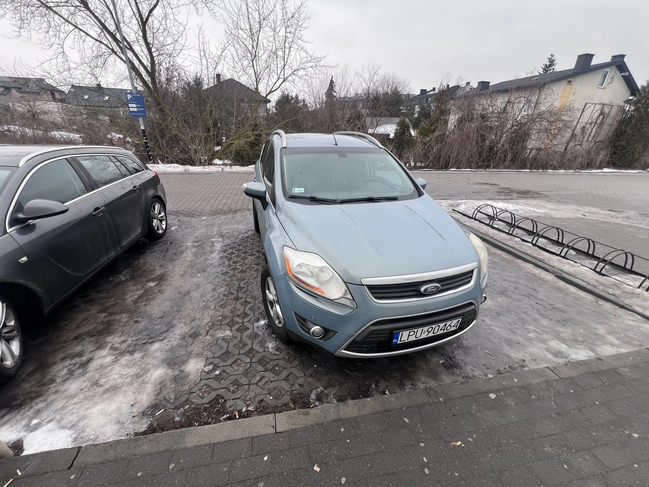 Nie nauczyli parkować na jednym miejscu? Może warto przesiąść się do mniejszego auta skoro parkowanie sprawia trudności