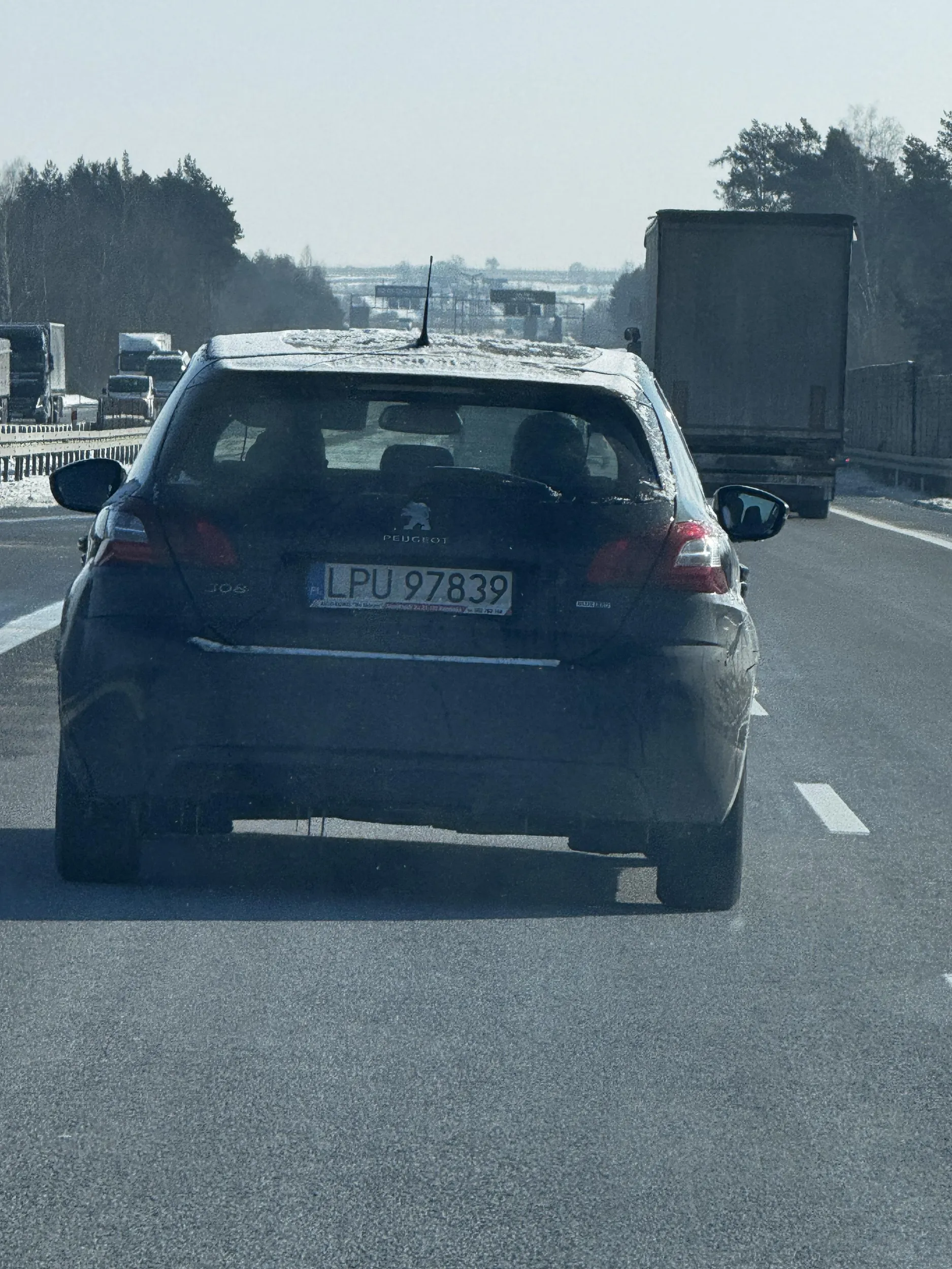 zjeb blokuje lewy pas, jak zmienia to mało co nie wjeżdża w inne samochody, prawko w cipsach