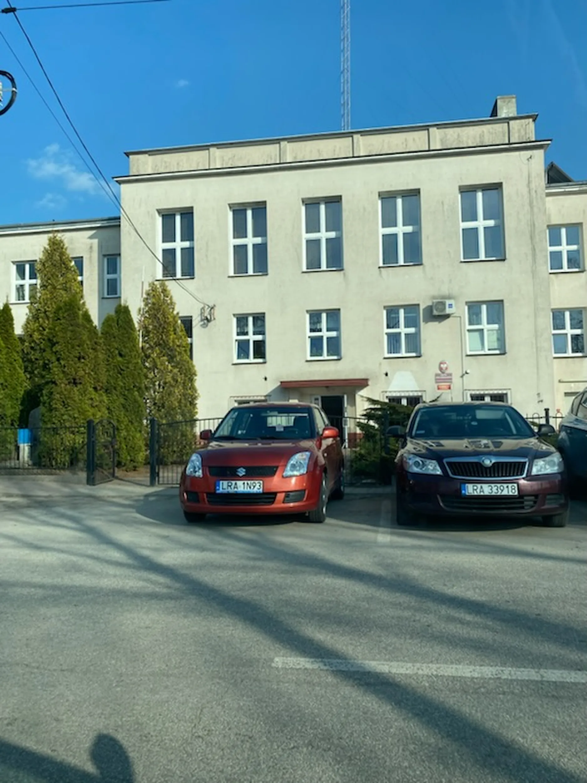 Osoba zastawia bramę i parkuje na zakazie