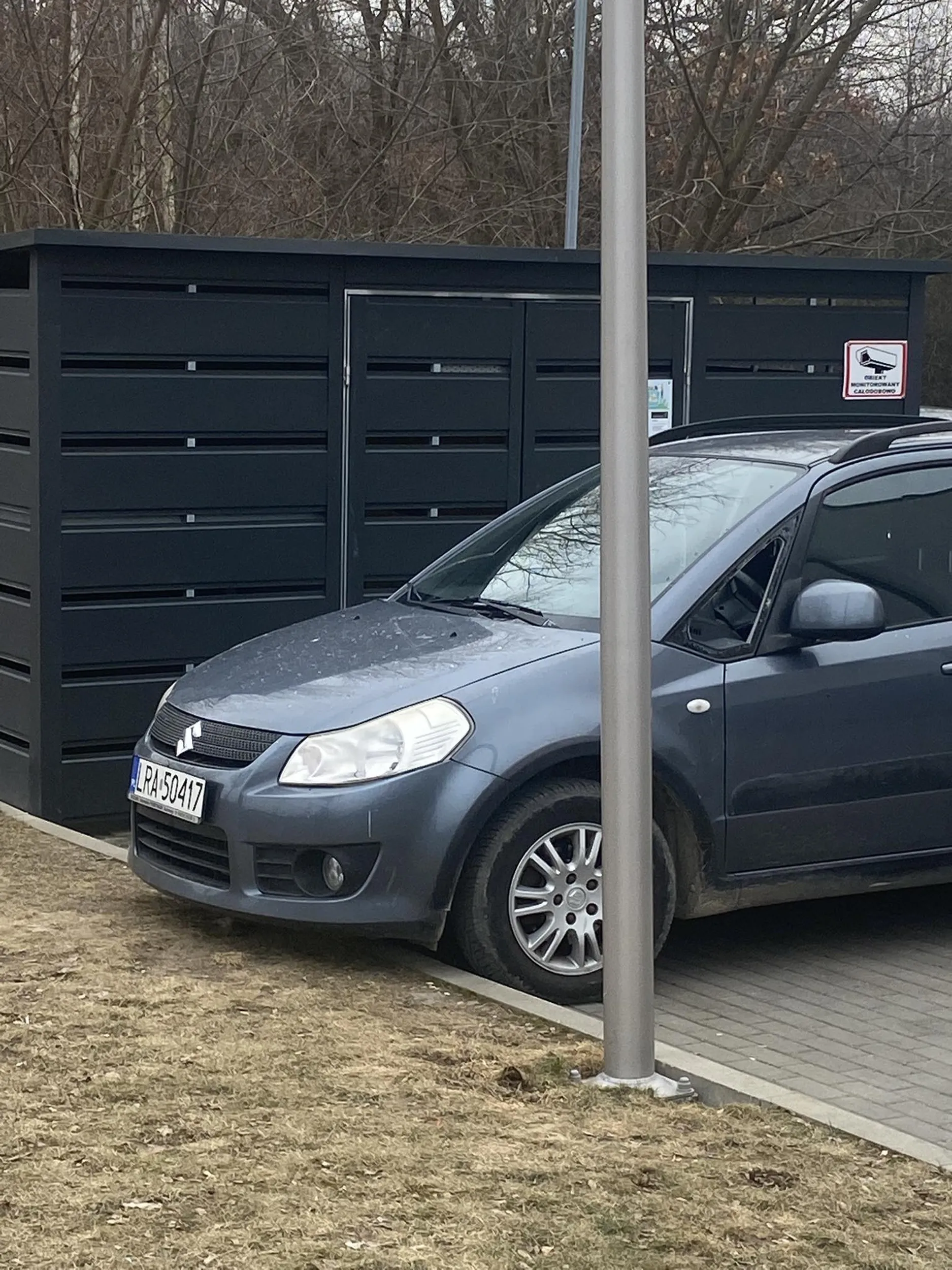 Z jakiegoś powodu osoba lubi parkować przy wiatach śmietnikowych