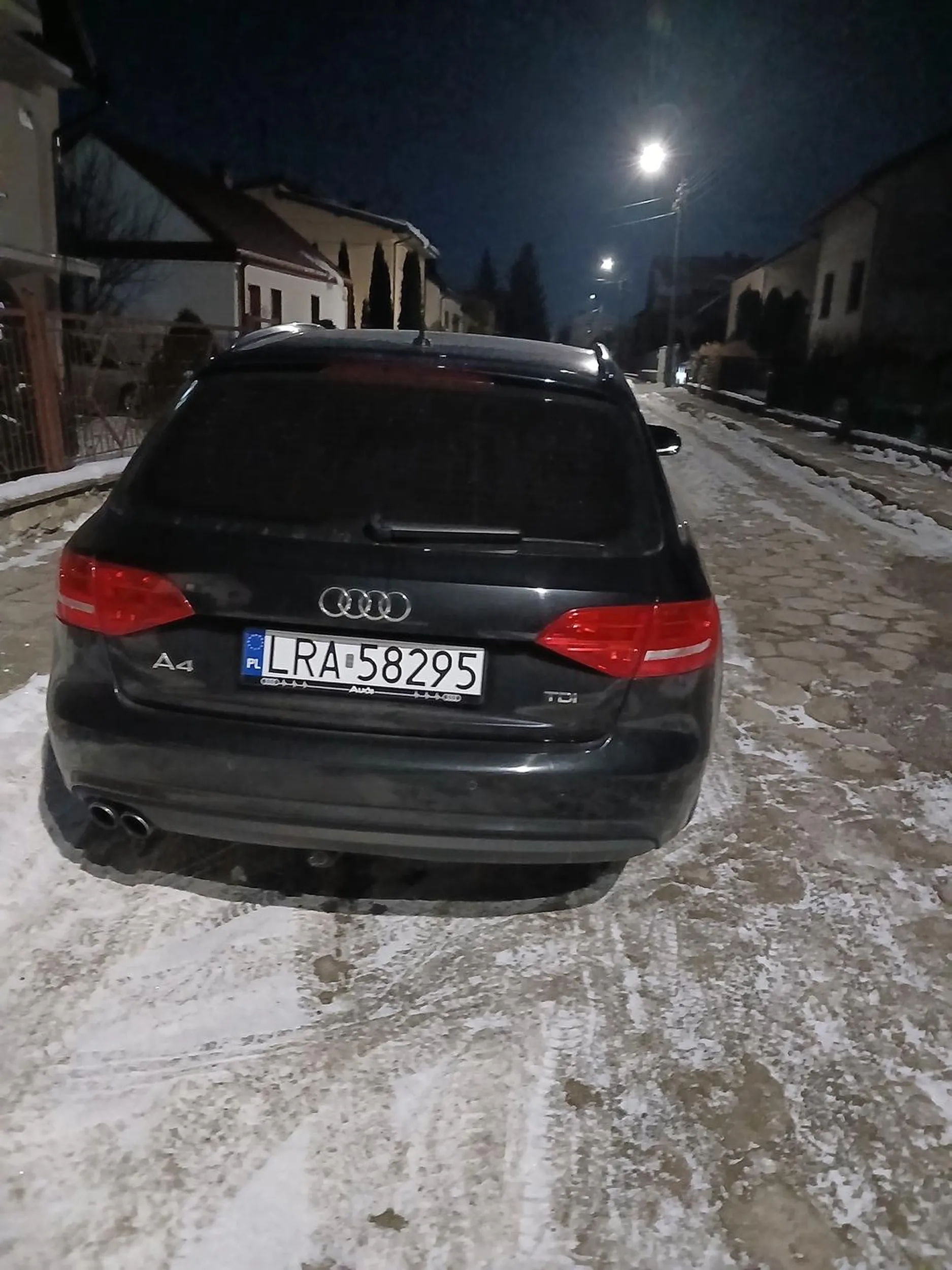 Nie potrafi parkować.Parkuje naprzeciw bram wyjazdowych