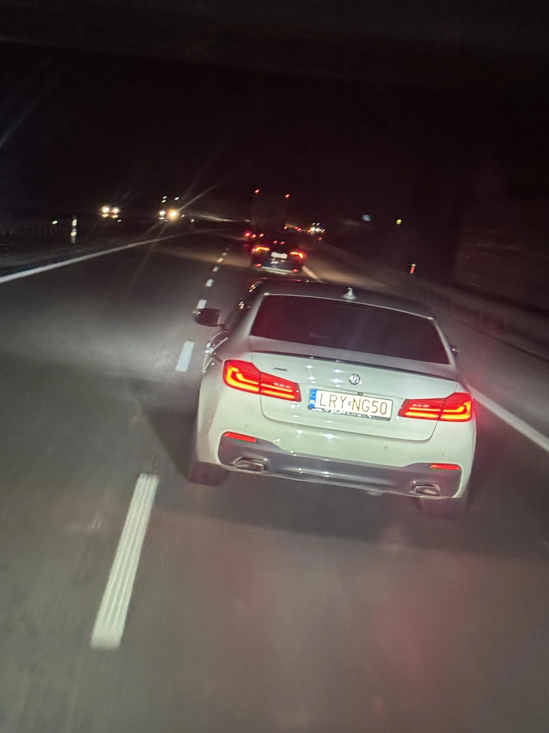 Kierowca z malym siurkiem i z tucznikiem na prawym fotelu, mruga dlugimi gdy jestem na lewym pasie i wyprzedzam poprawna prędkością następnie zeby pokazac jak bardzo ma malego pisiorka wyhamowywuje auto i nie daje się wyprzedzać