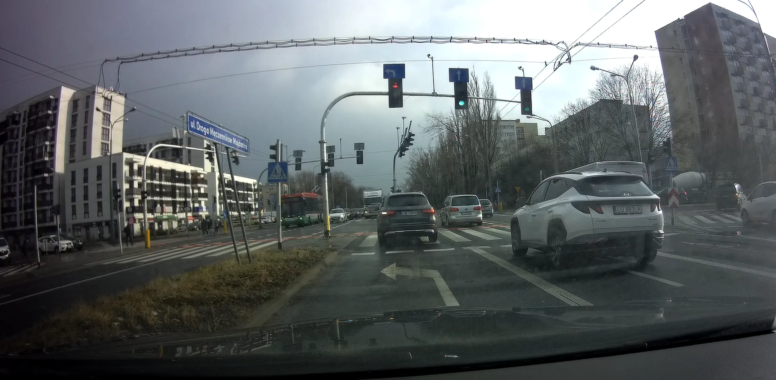 kierowca patrzył na nie swoje sygnalizatory