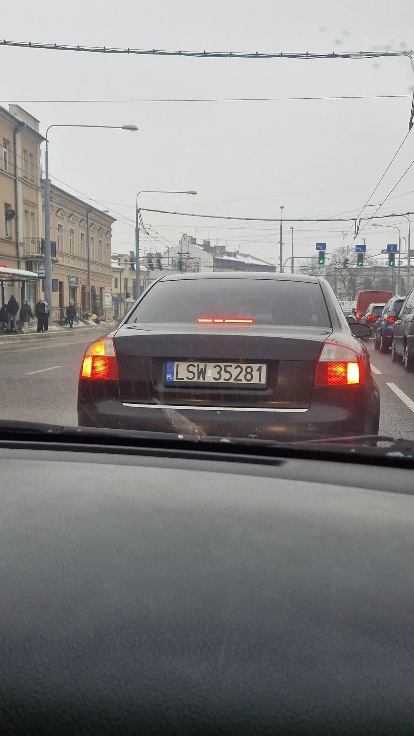 Wymusza przy zmianie pasa doprowadzając do awaryjnego hamowania. Ps. Strasznie ci dymi auto kolego