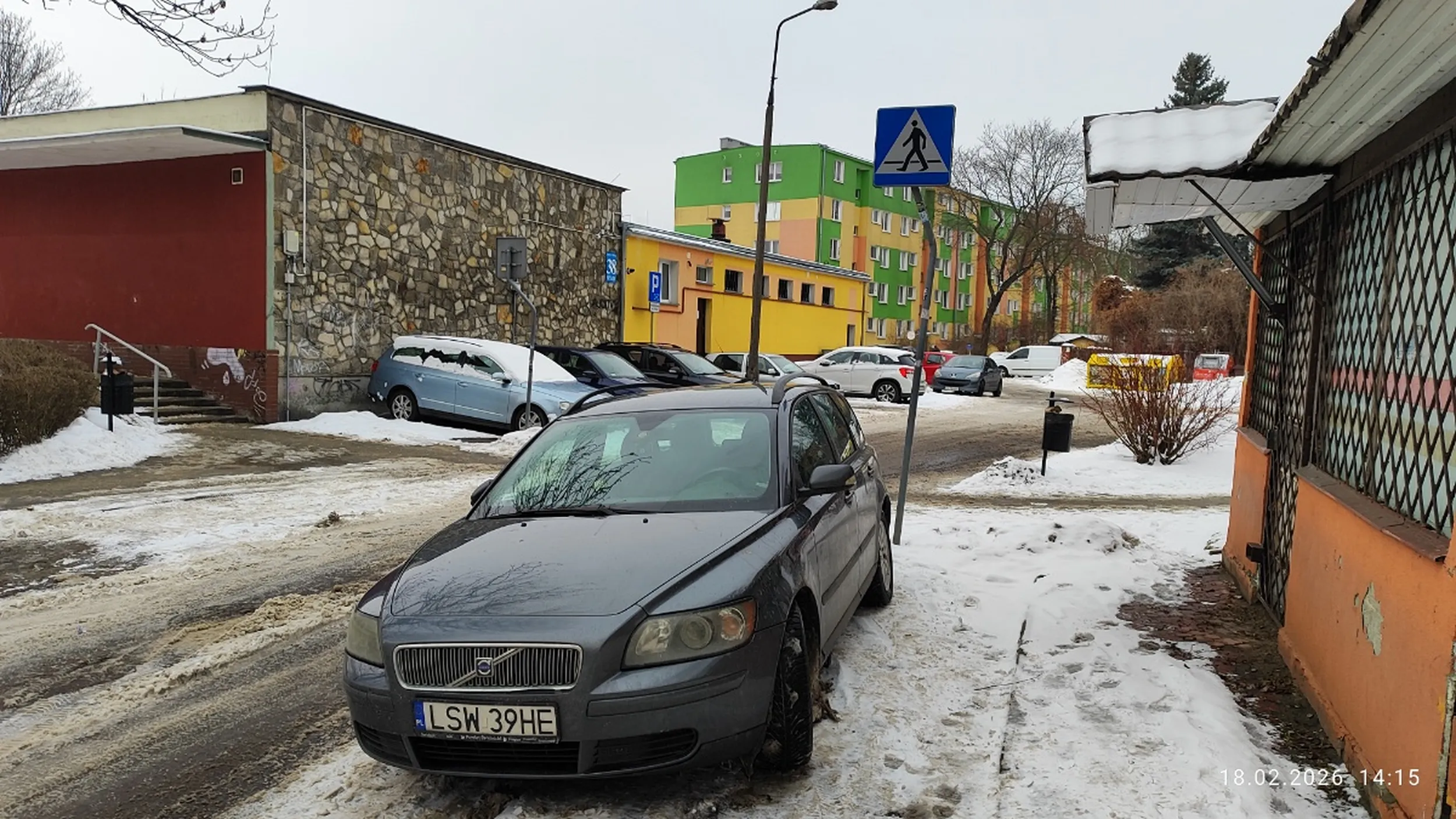 Parkujesz bezpośrednio przed przejściem dla pieszych.