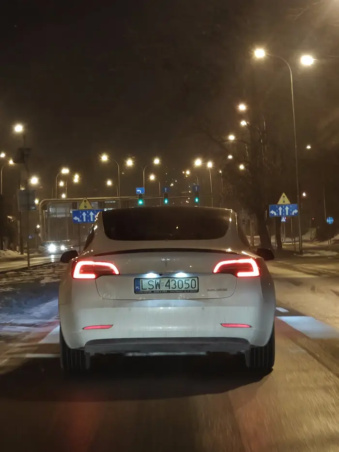 Bardzo dobry kierowca, jeździ przyzwoicie, ale trochę wadzi mnie ta rejestracja